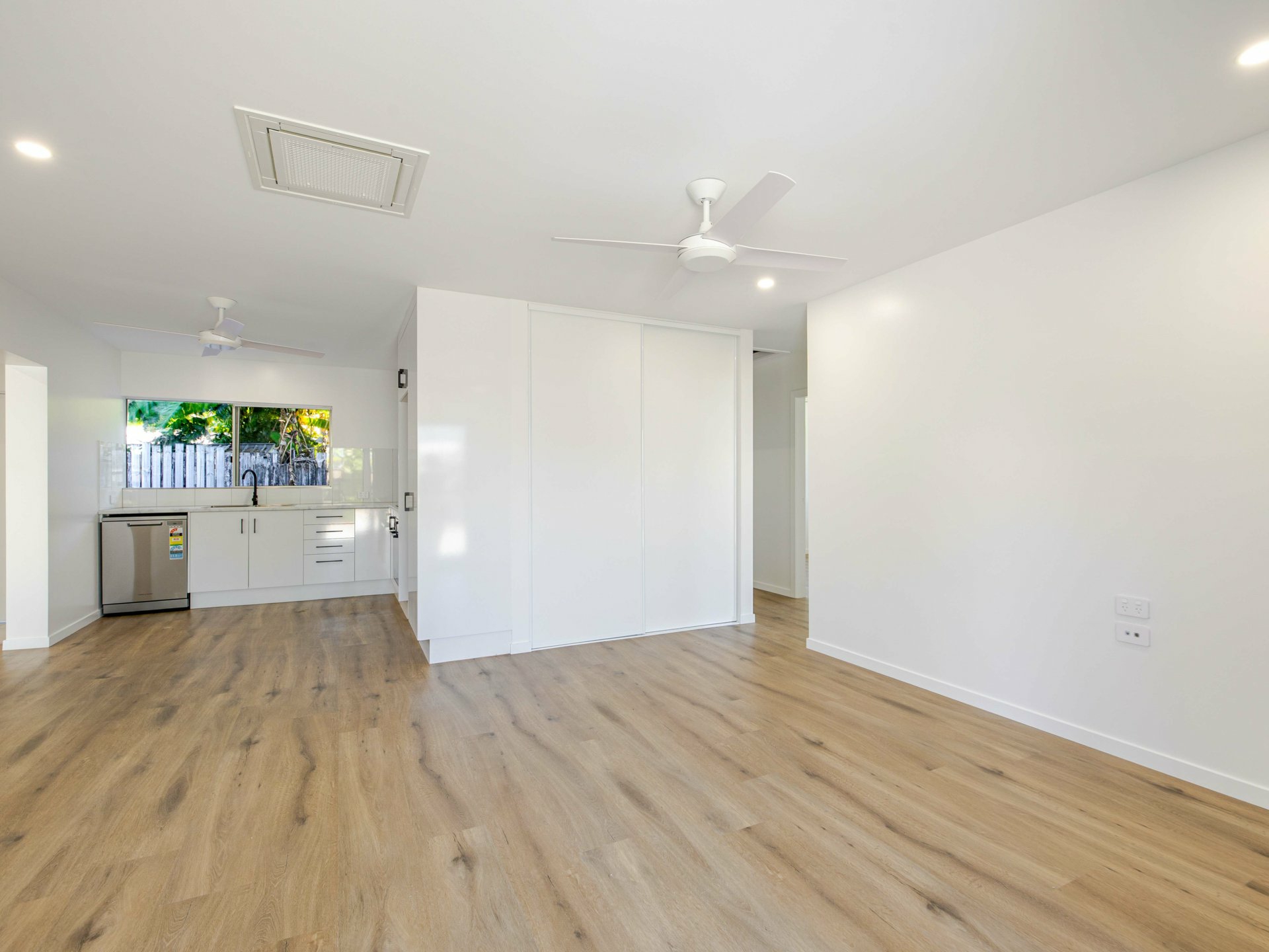 2/25 Limpet Ave — photo 2 of 10