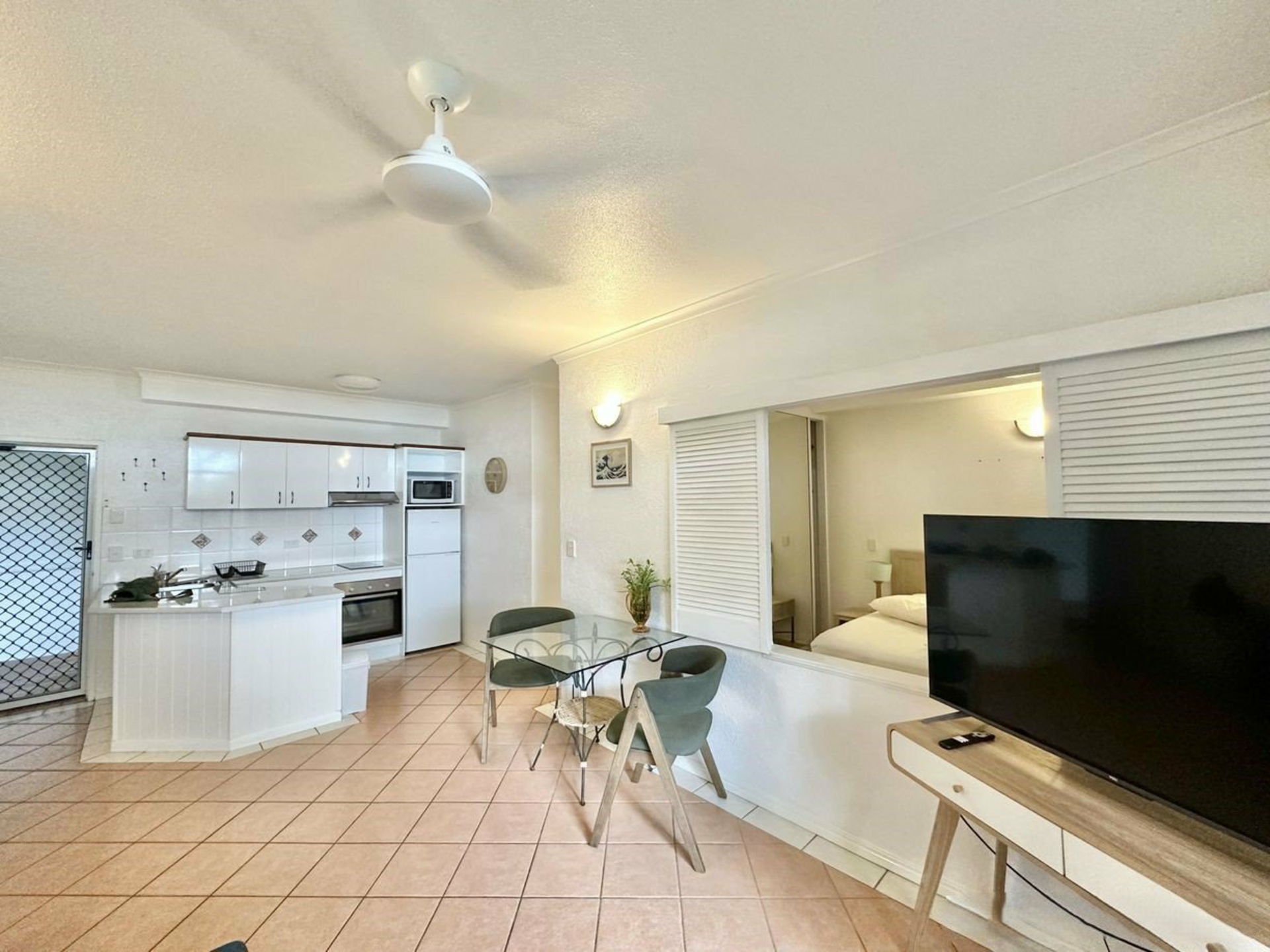 102 Coral Apartments, 2/9-11 Blake Street — photo 3 of 17