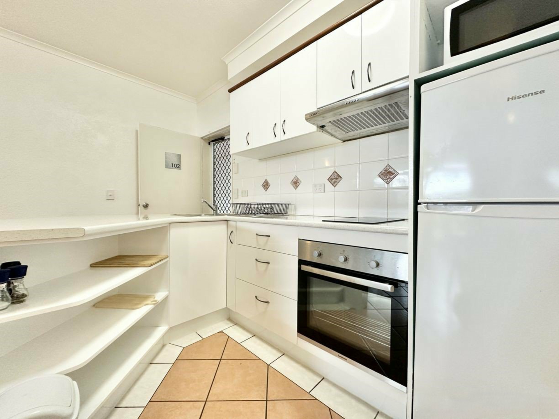 102 Coral Apartments, 2/9-11 Blake Street — photo 4 of 17