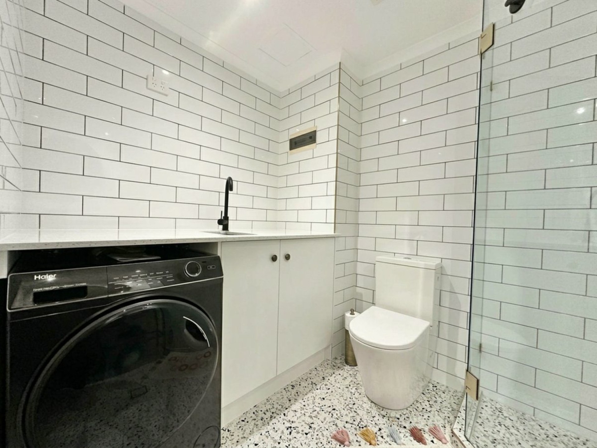 102 Coral Apartments, 2/9-11 Blake Street — photo 9 of 17