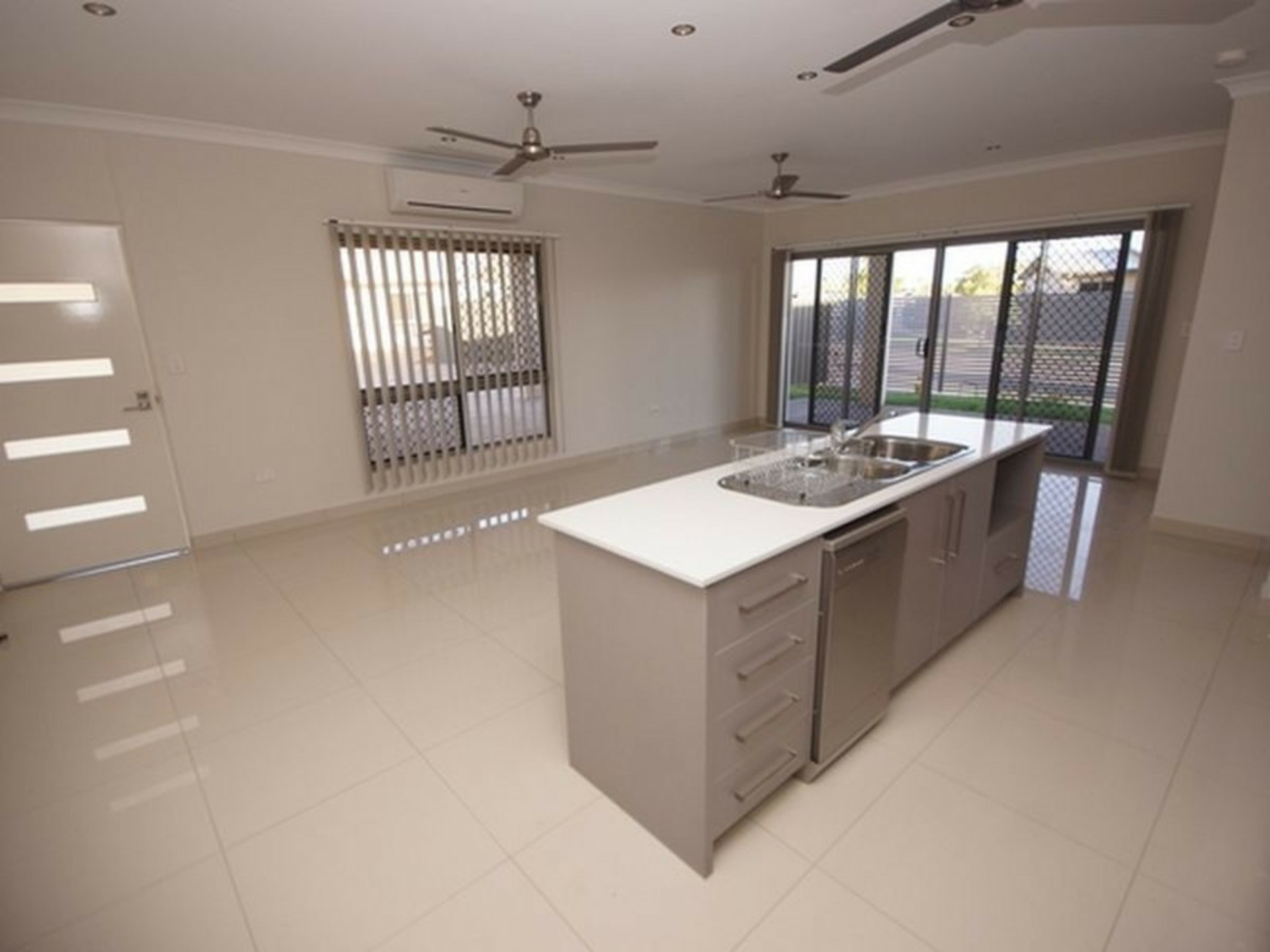 1/1 Guider Court, JOHNSTON