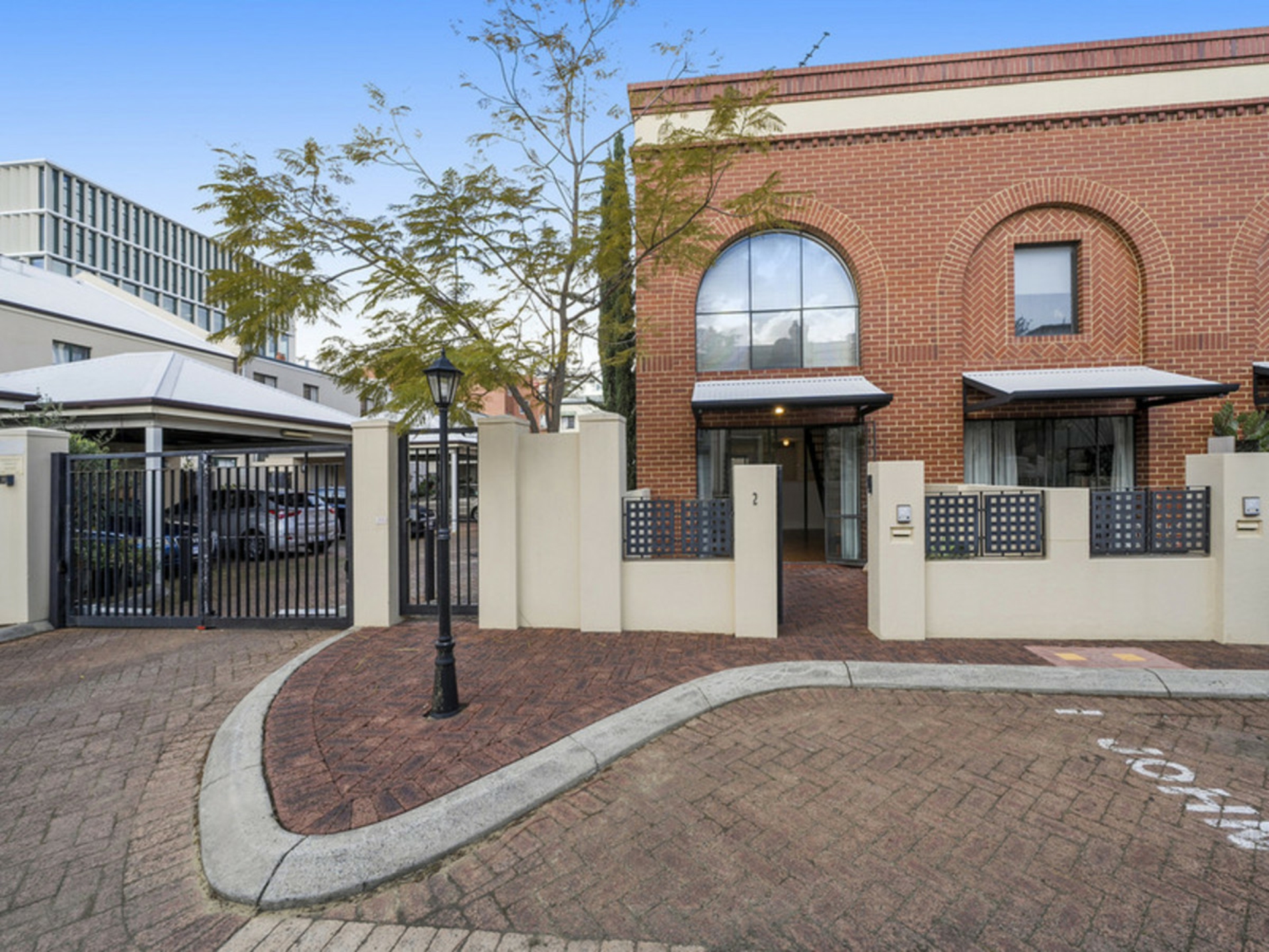 2 Little Shenton Lane, NORTHBRIDGE