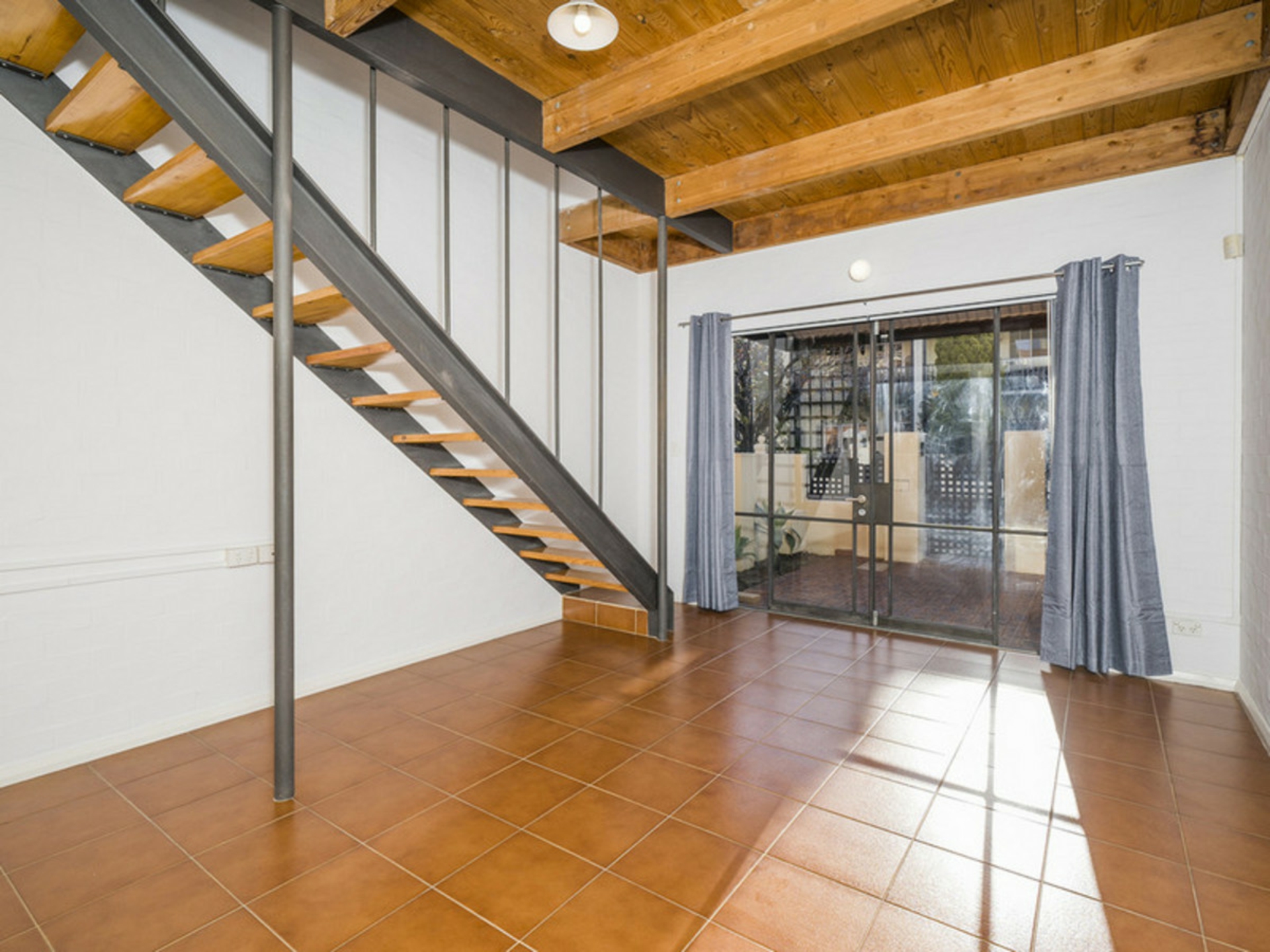 2 Little Shenton Lane, NORTHBRIDGE