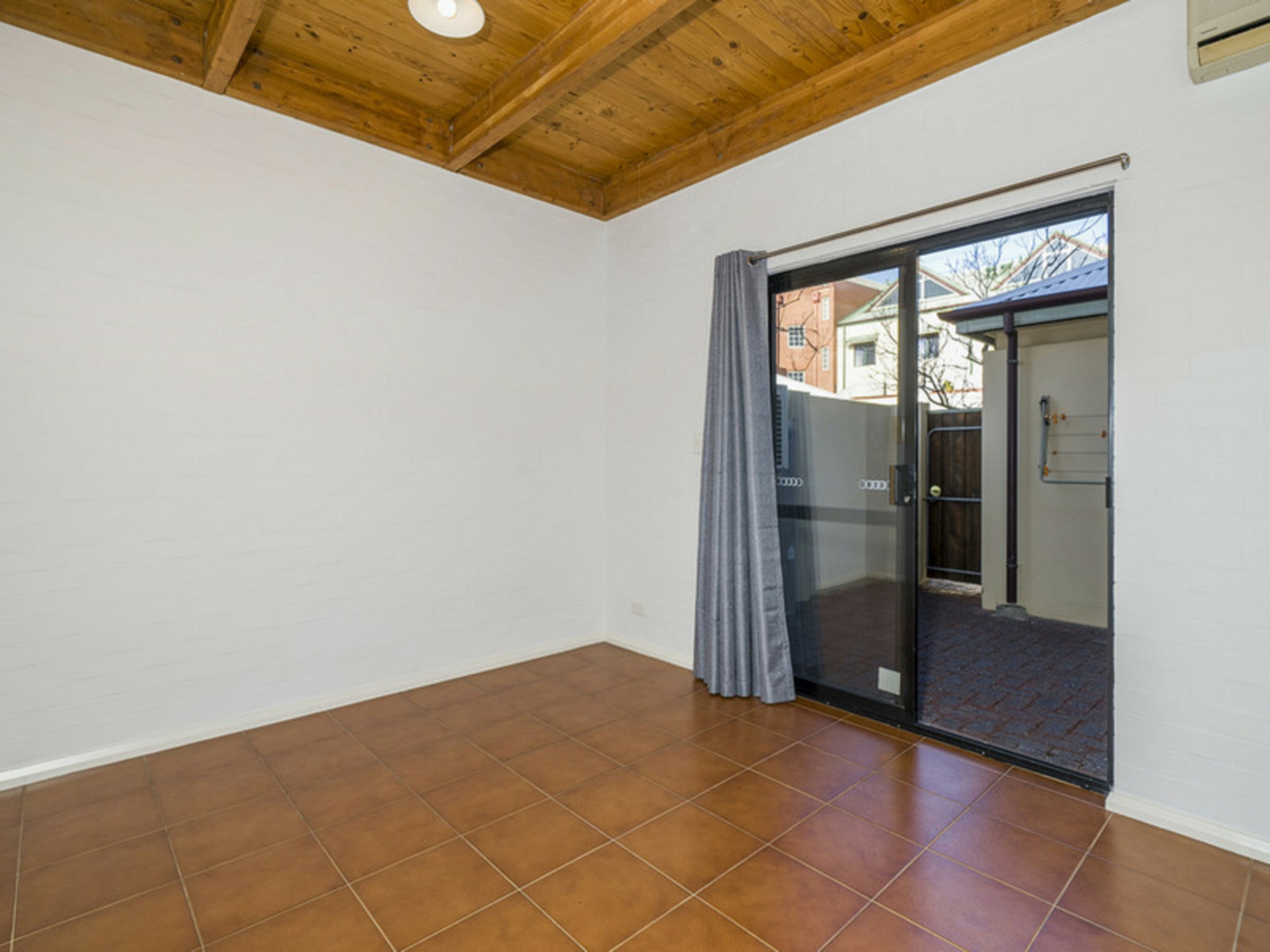 2 Little Shenton Lane, NORTHBRIDGE