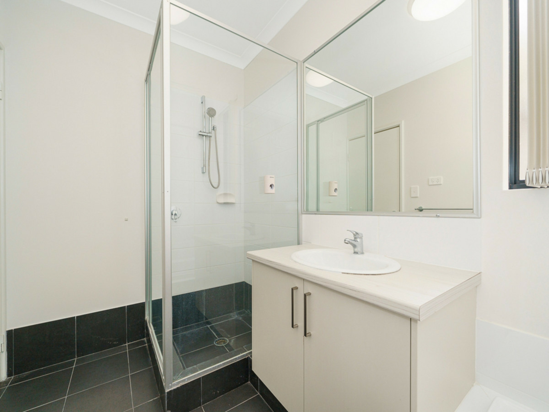 10d Smiths Avenue, REDCLIFFE