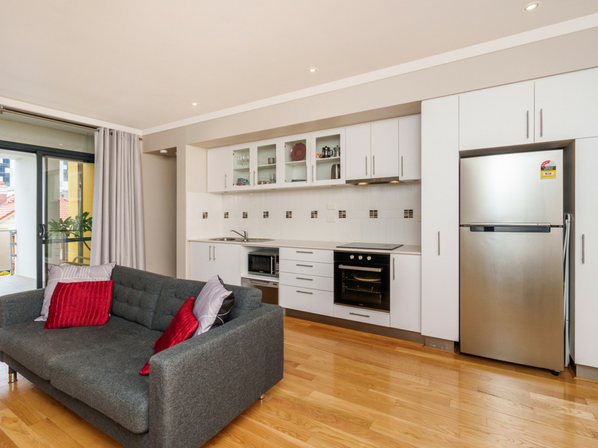 2/48-50 Outram Street — photo 4 of 21