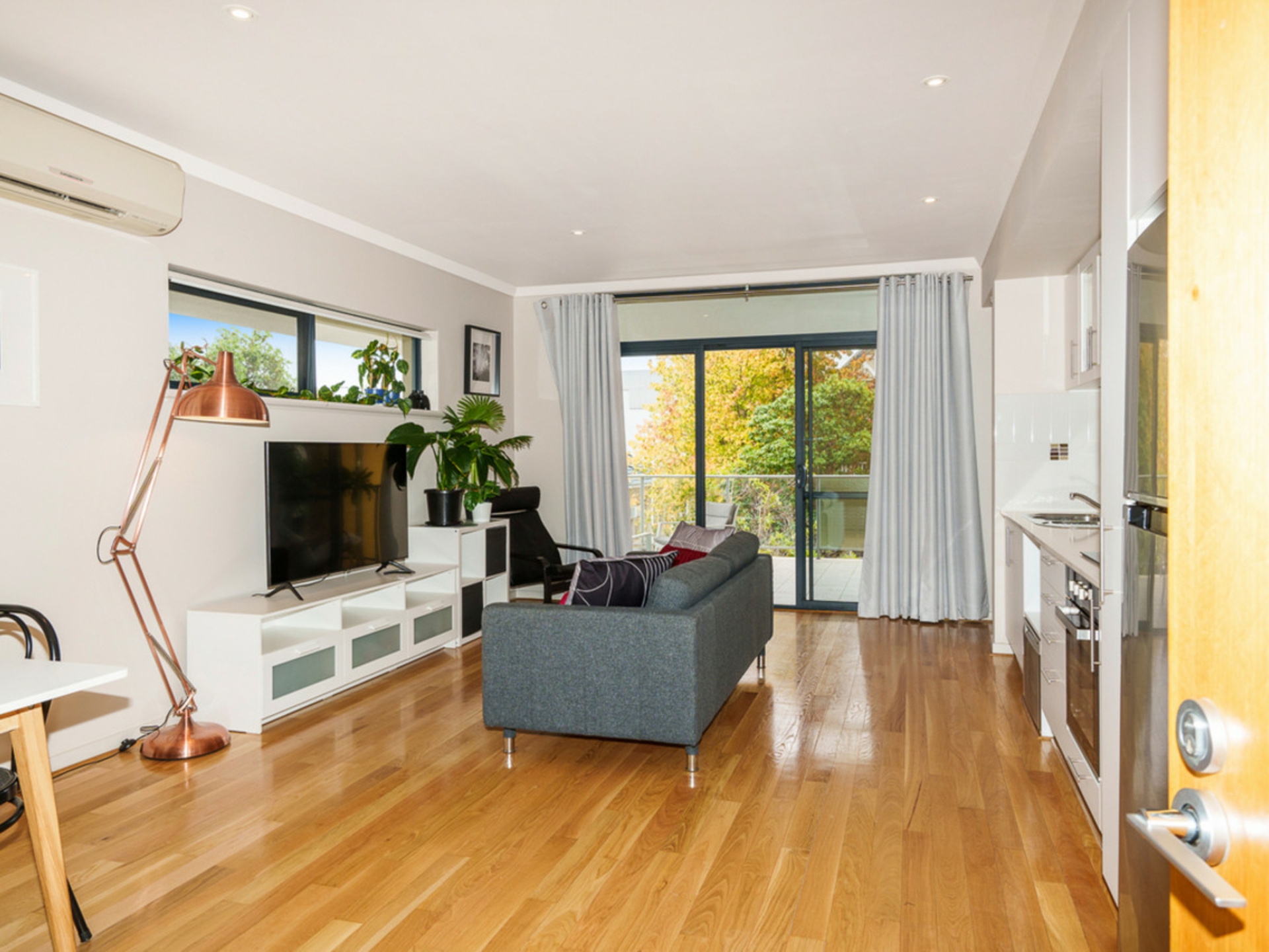 2/48-50 Outram Street — photo 5 of 21