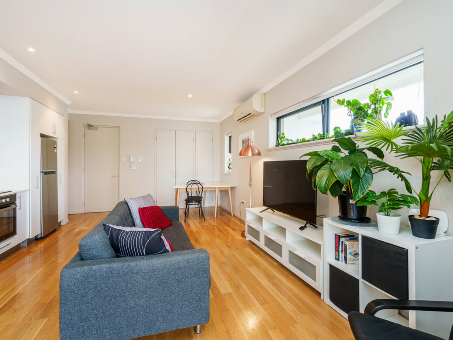 2/48-50 Outram Street — photo 7 of 21