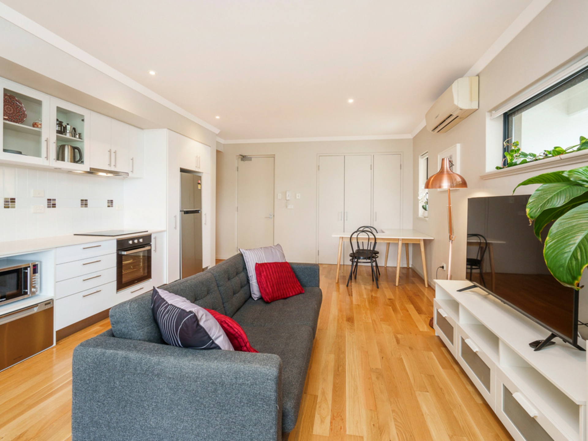 2/48-50 Outram Street — photo 9 of 21
