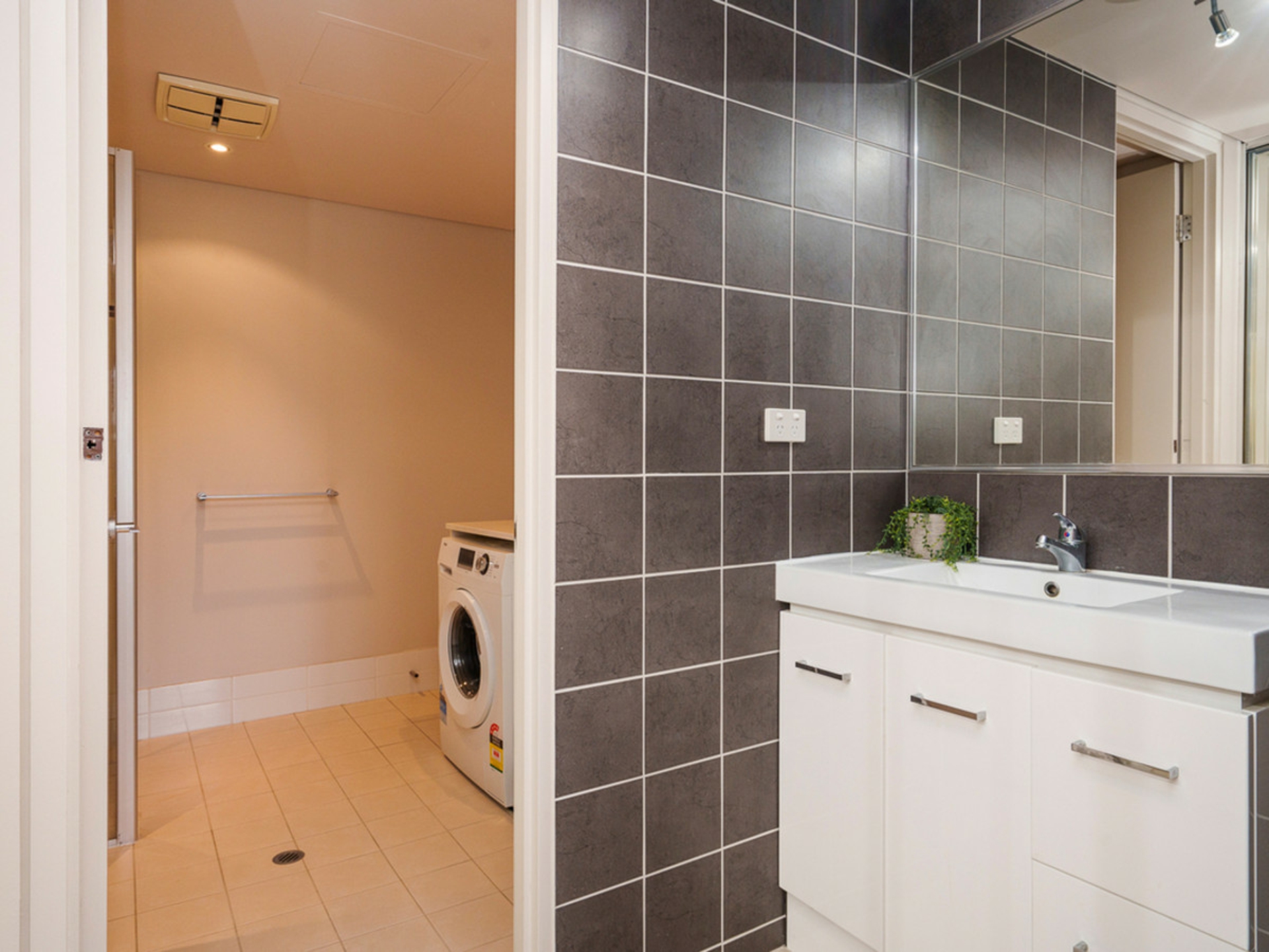 2/48-50 Outram Street — photo 14 of 21