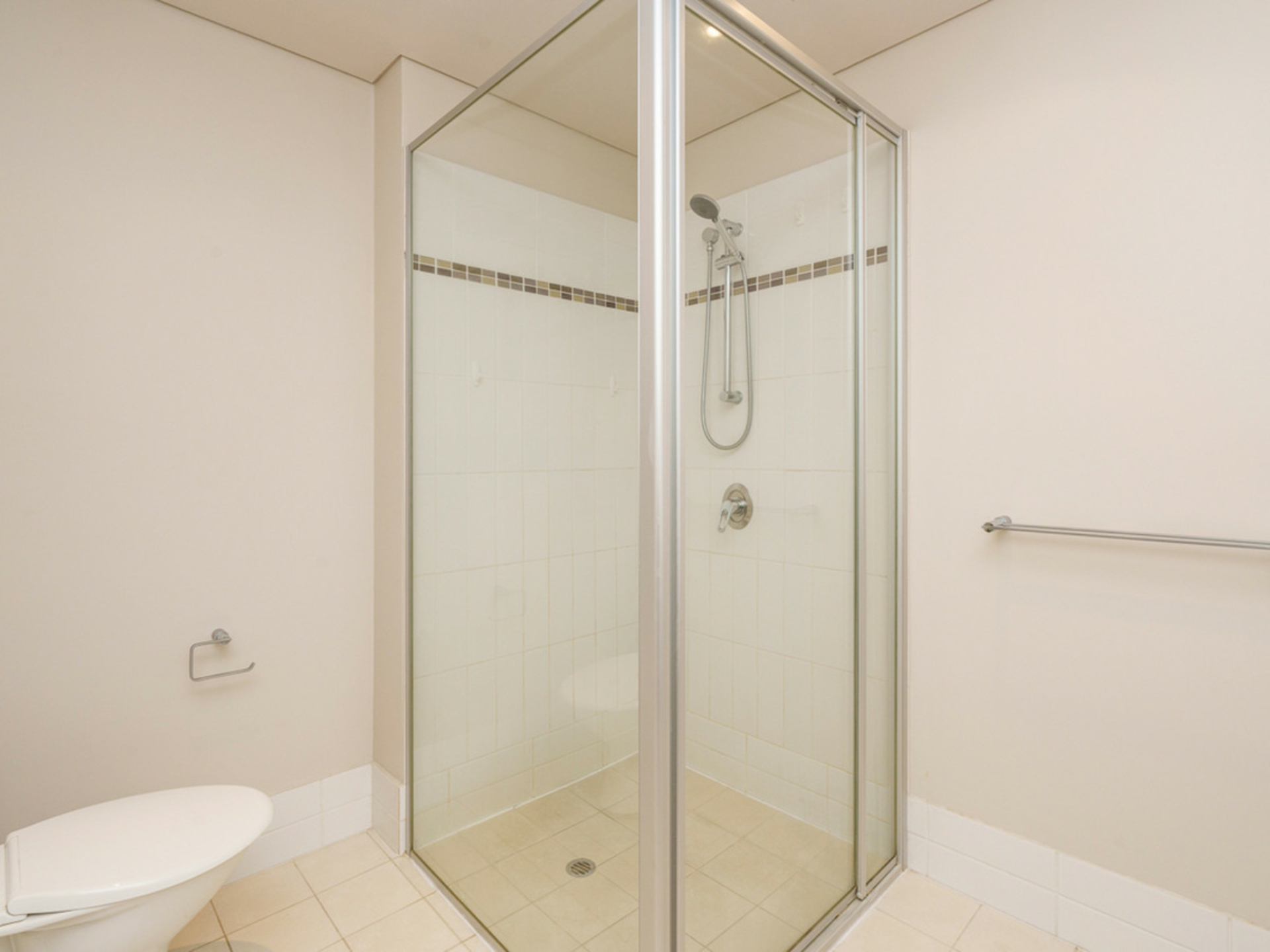 2/48-50 Outram Street — photo 17 of 21