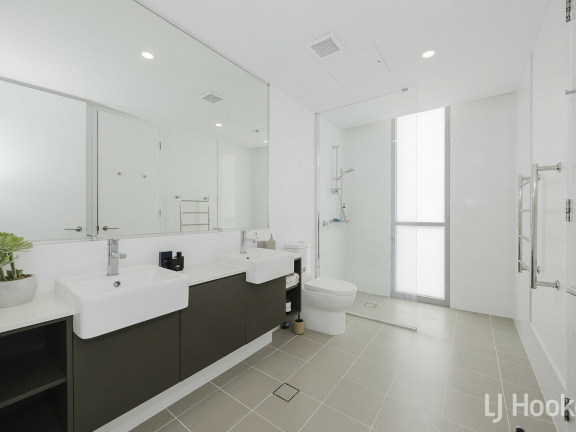 408/1 Bristol Lane Apartments (44) — photo 13 of 19