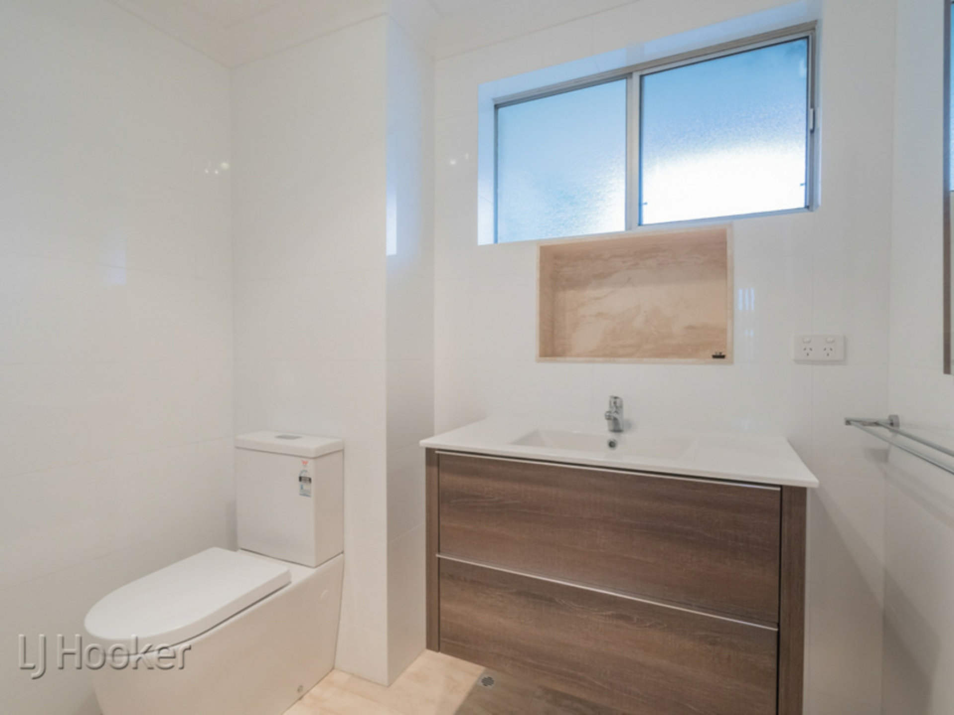 21/222 Whatley Crescent — photo 4 of 16