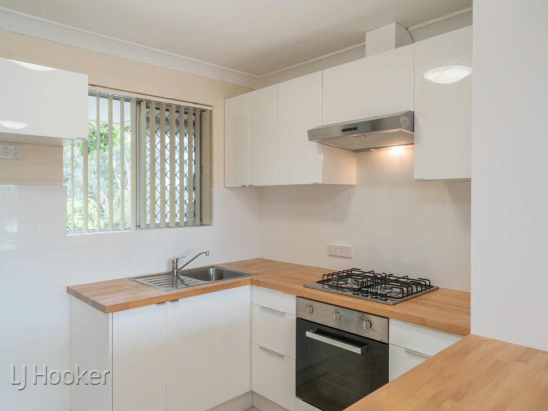 21/222 Whatley Crescent — photo 5 of 16