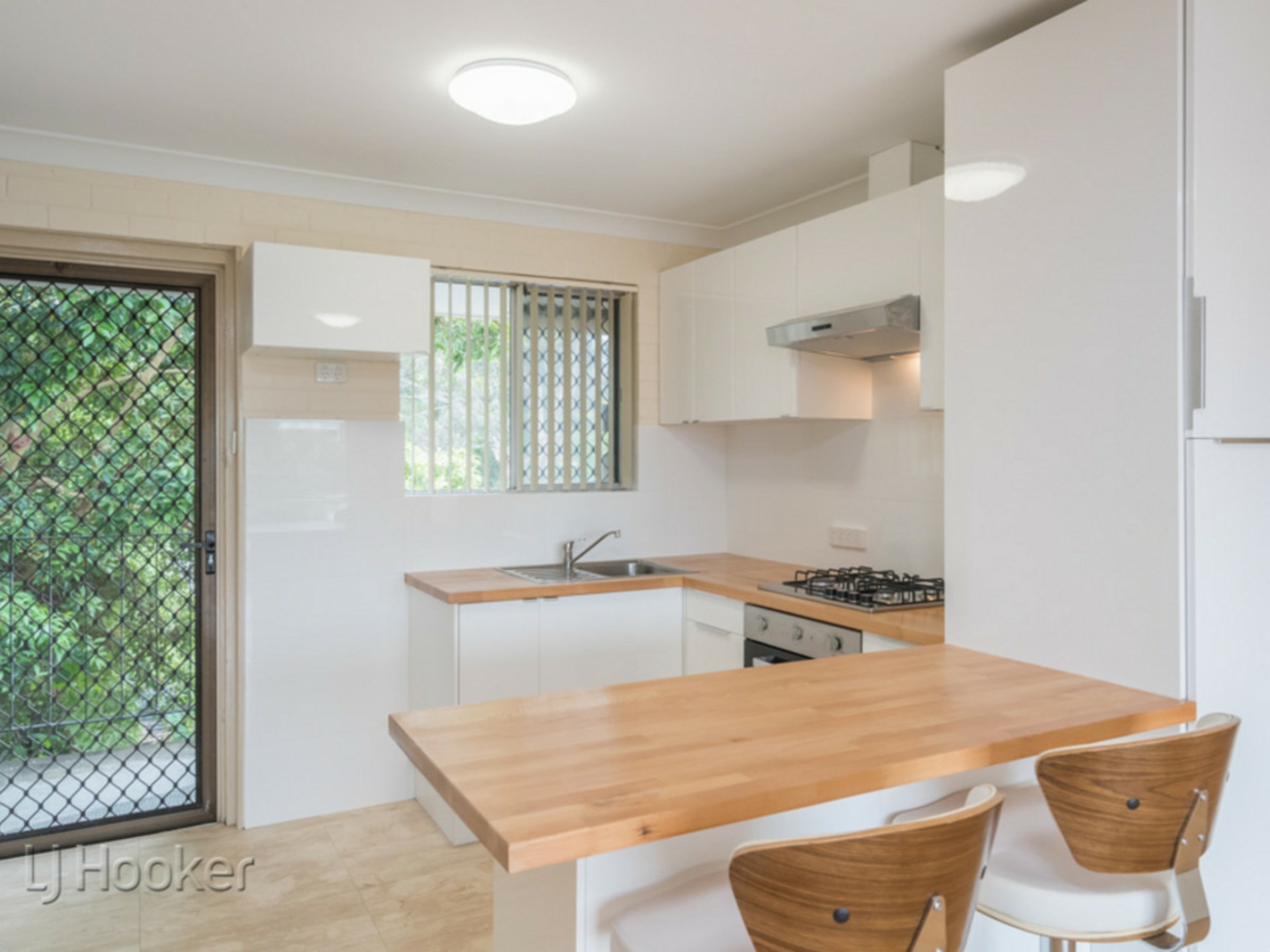 21/222 Whatley Crescent — photo 6 of 16