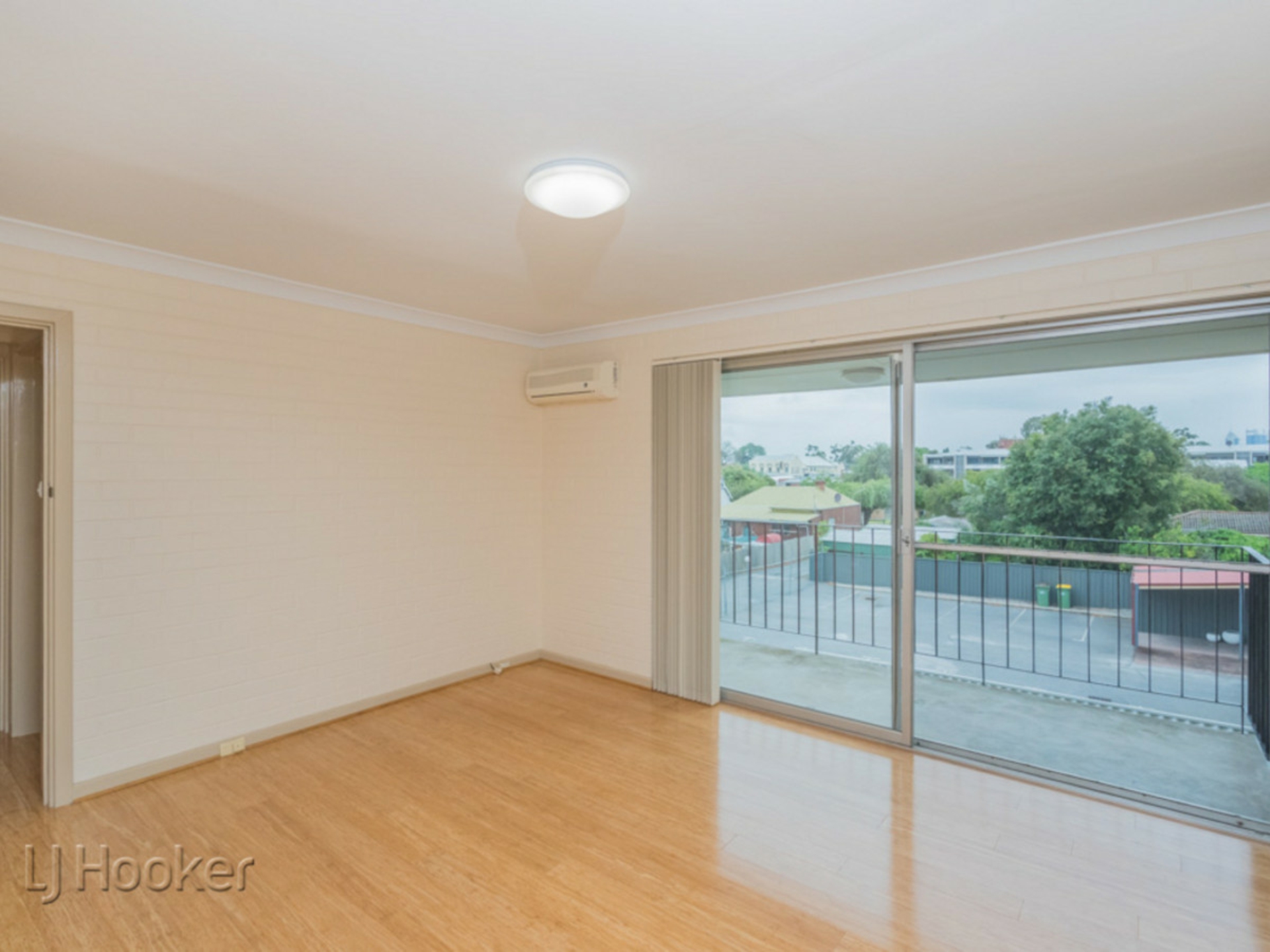 21/222 Whatley Crescent — photo 7 of 16