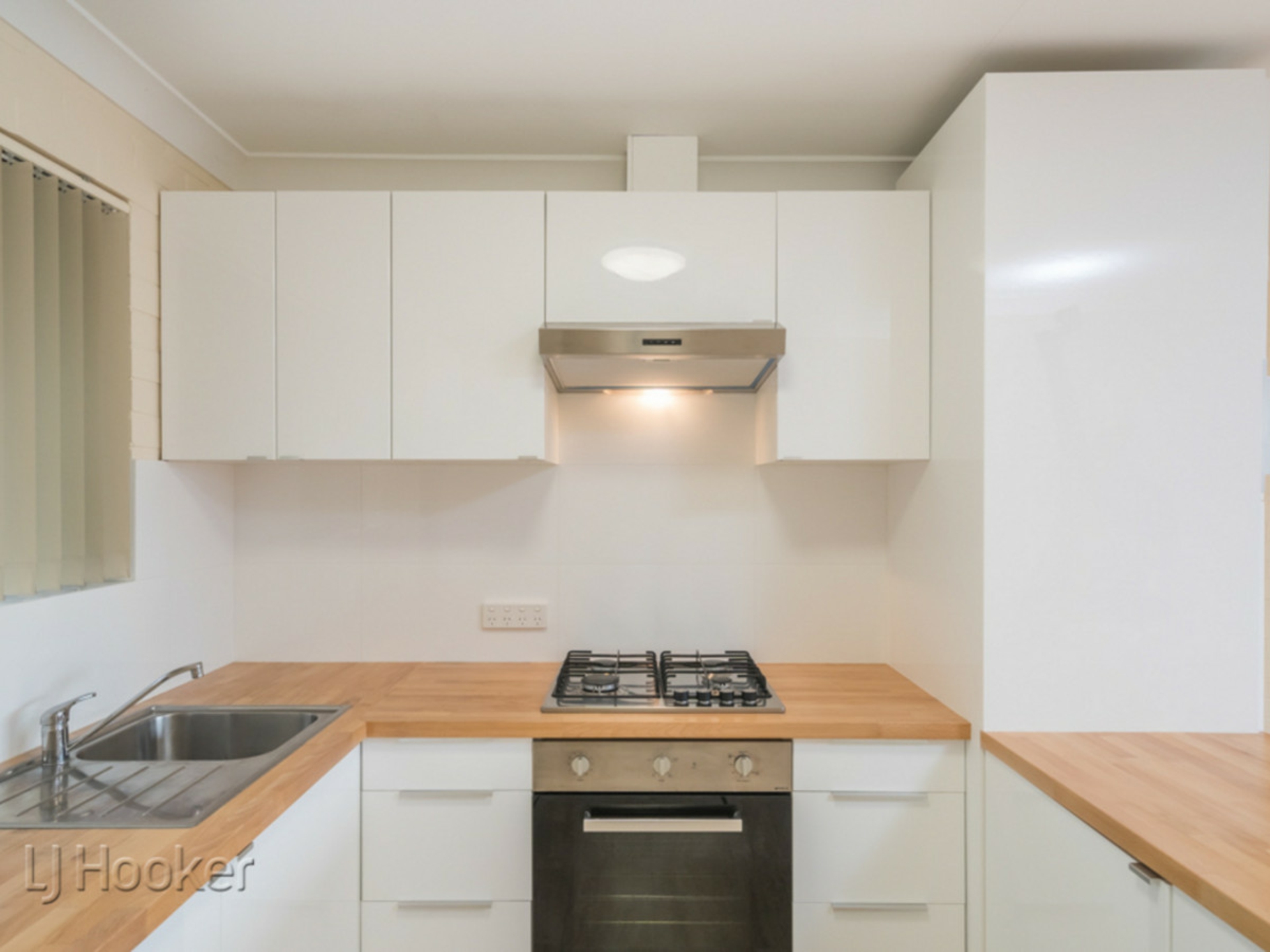 21/222 Whatley Crescent — photo 8 of 16