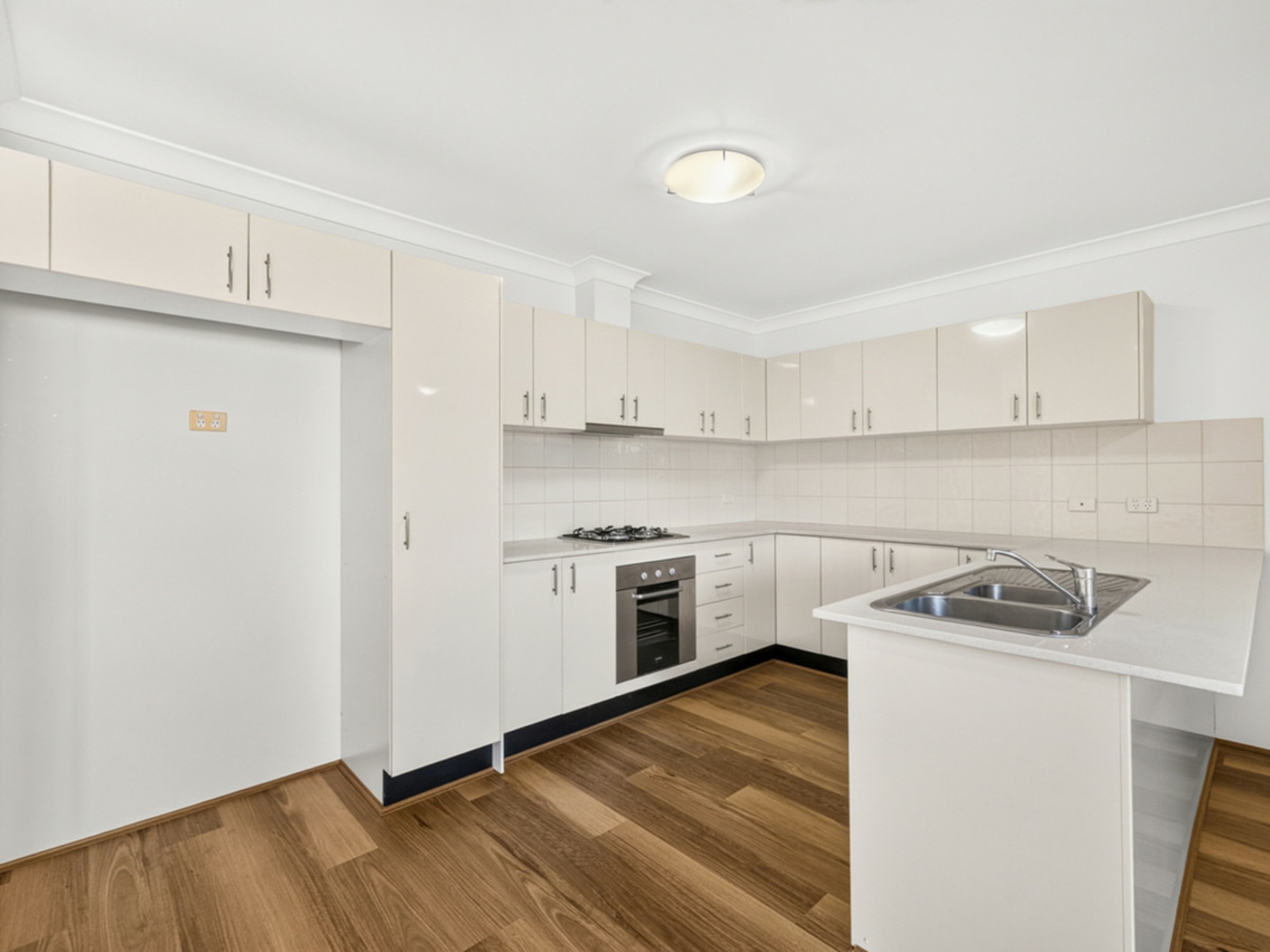 4/104 Brown Street — photo 3 of 18