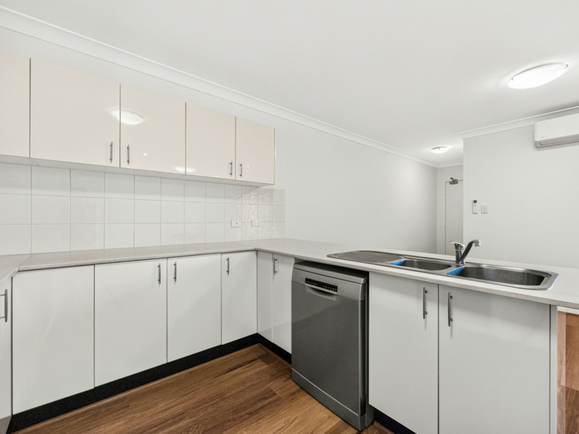 4/104 Brown Street — photo 5 of 18