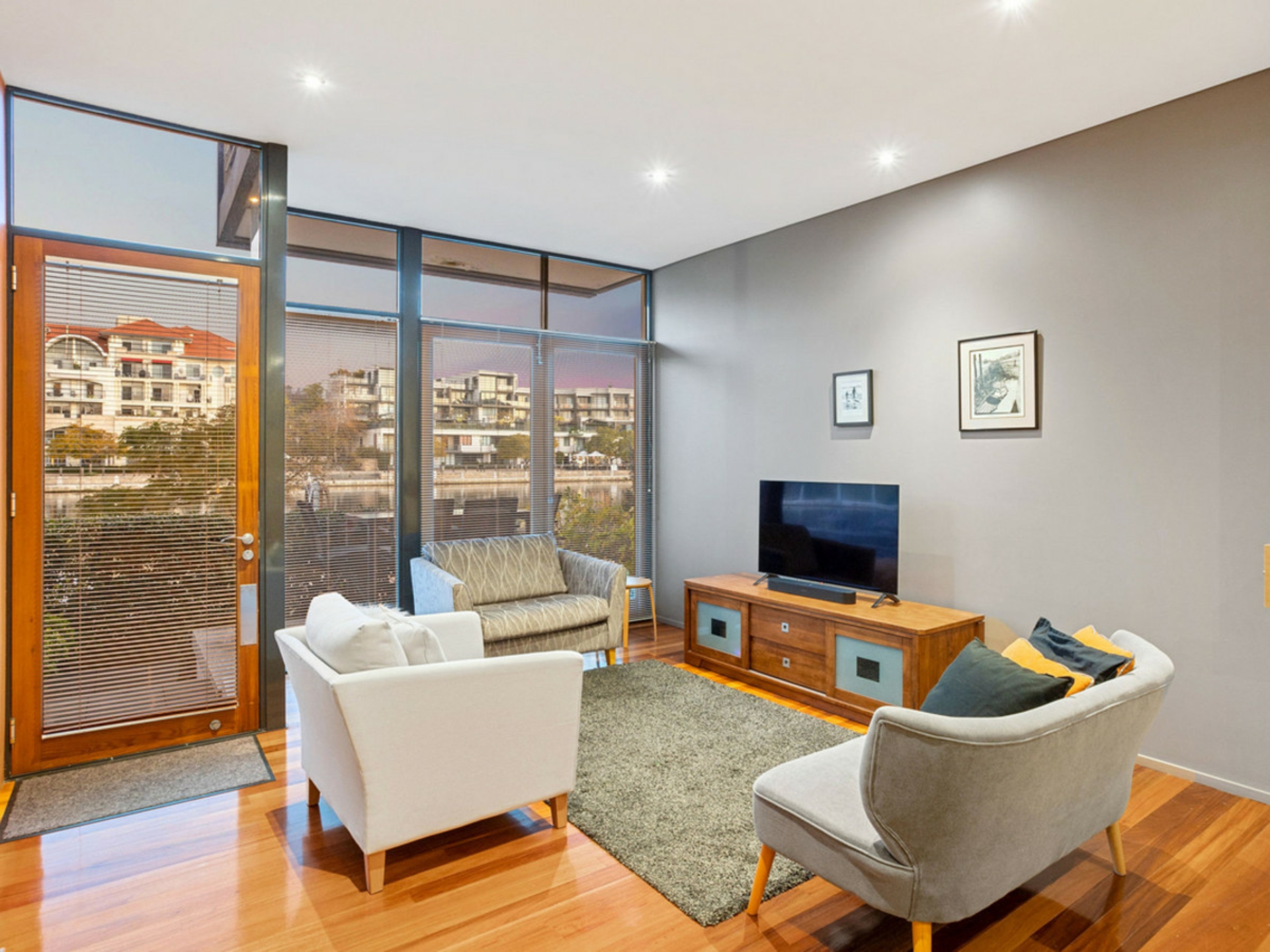 32 Henry Lawson Walk — photo 4 of 28