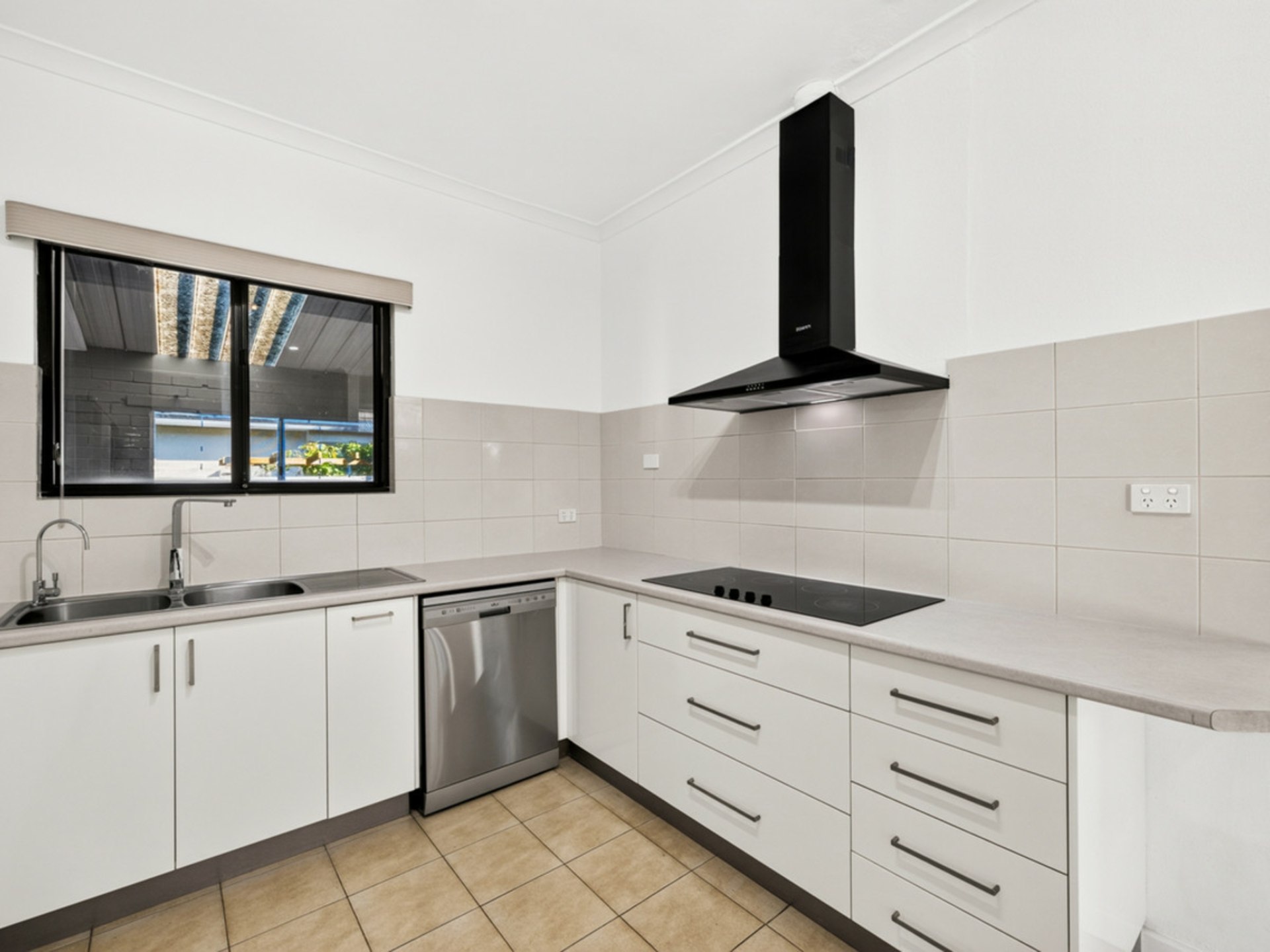 136 Walter Road East — photo 4 of 29