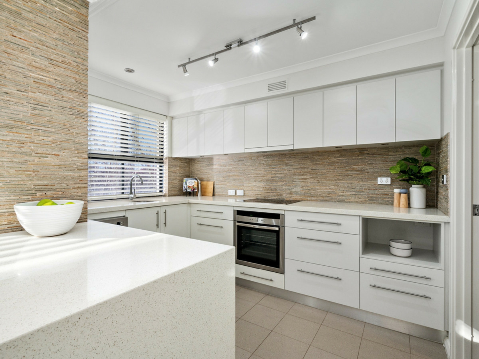 10/82 Royal Street — photo 4 of 27