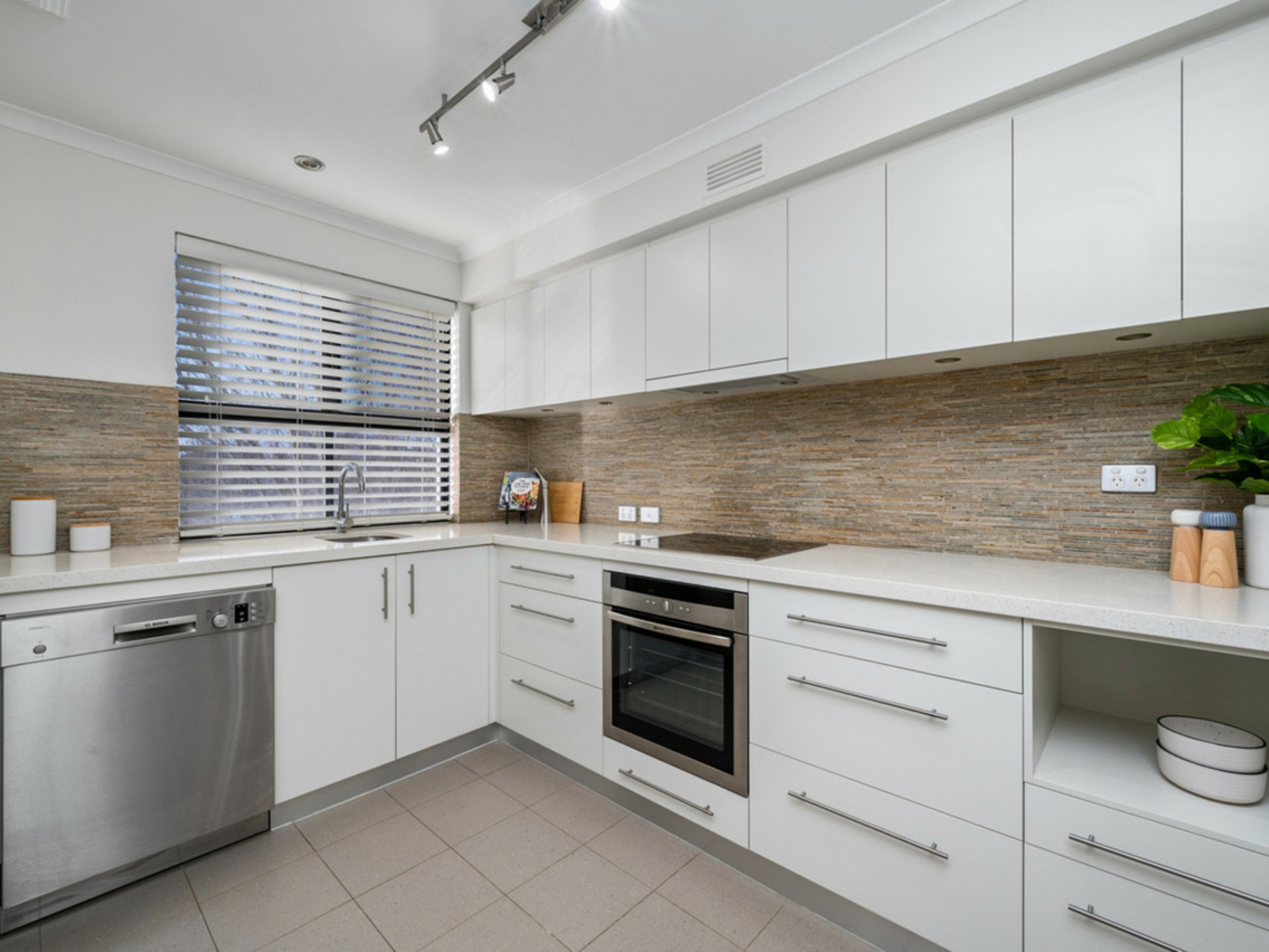 10/82 Royal Street — photo 6 of 27