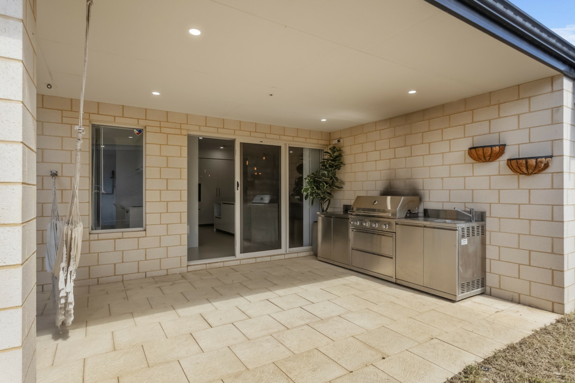 2 Tropicbird Drive, BANKSIA GROVE