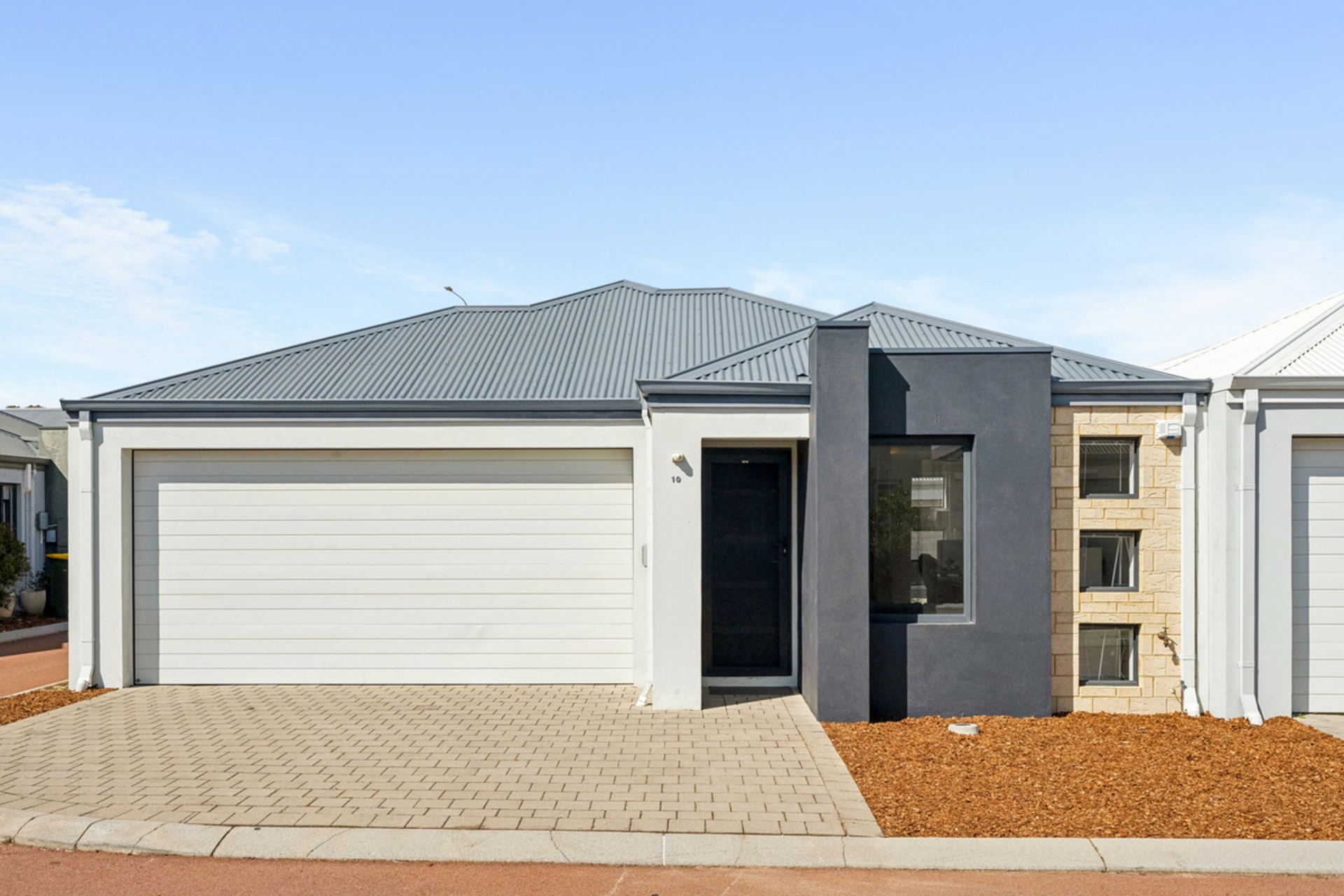 10/14 Wallangarra Road — photo 2 of 30