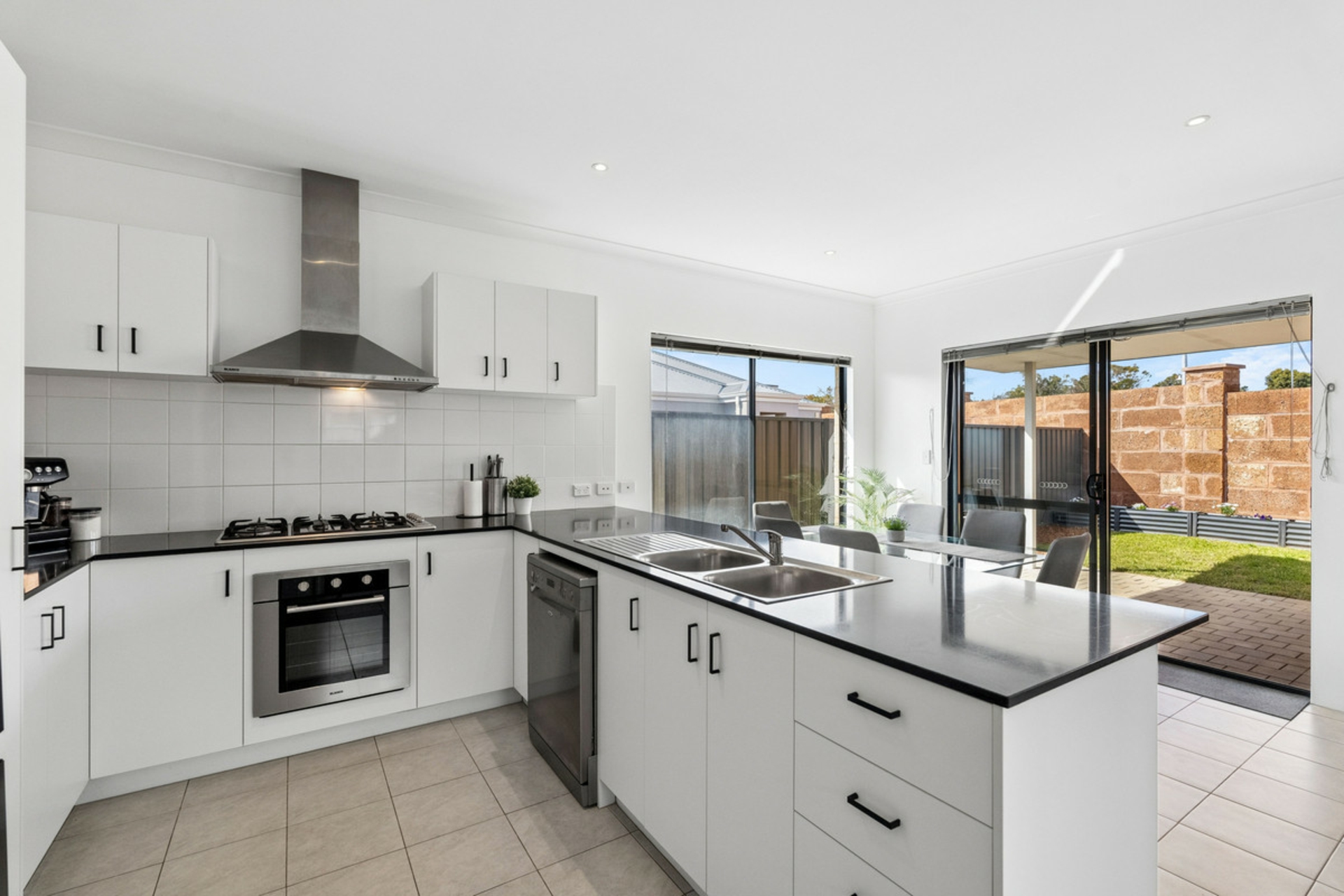 10/14 Wallangarra Road — photo 4 of 30