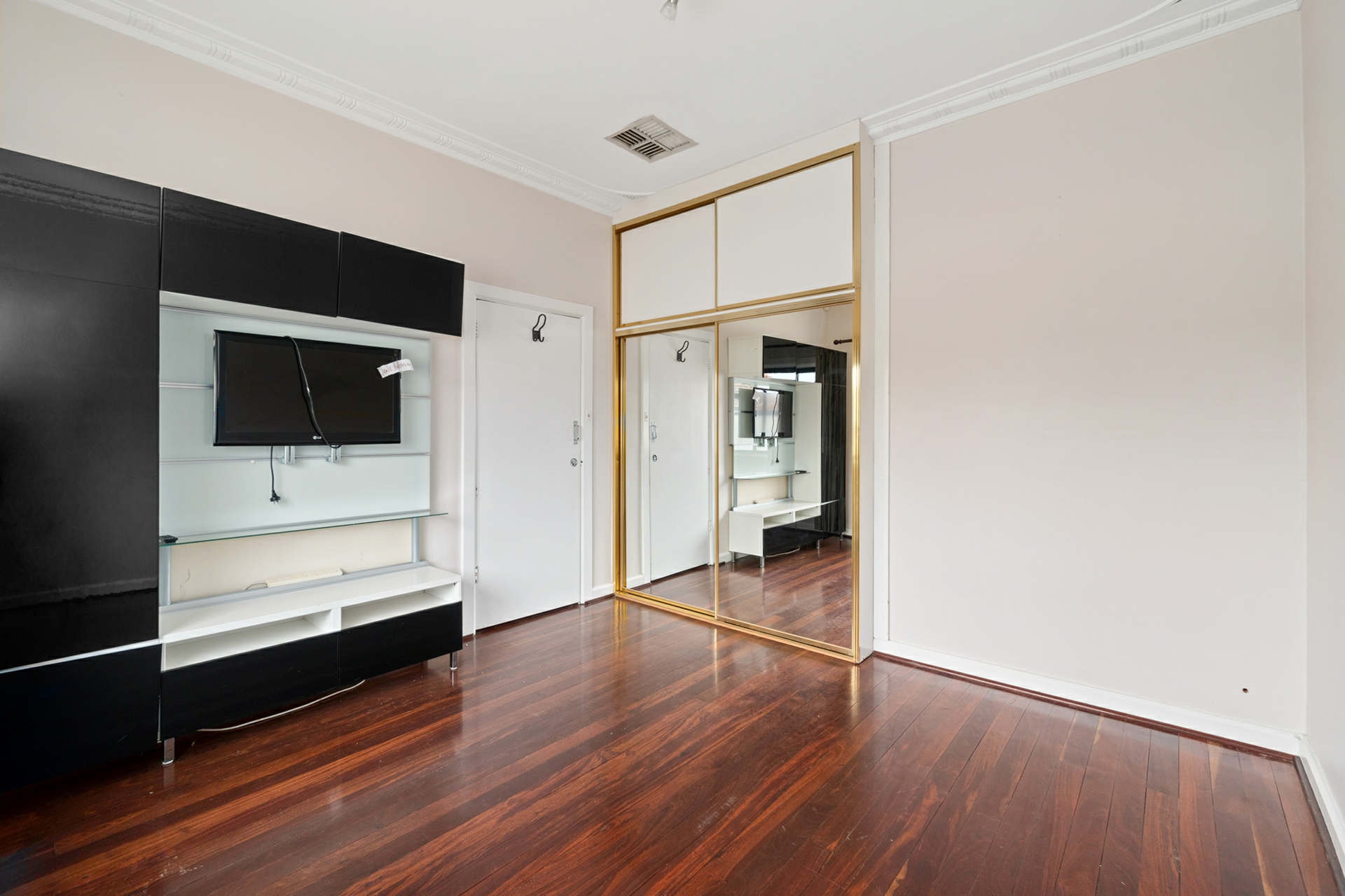 402 Guildford Road — photo 4 of 16