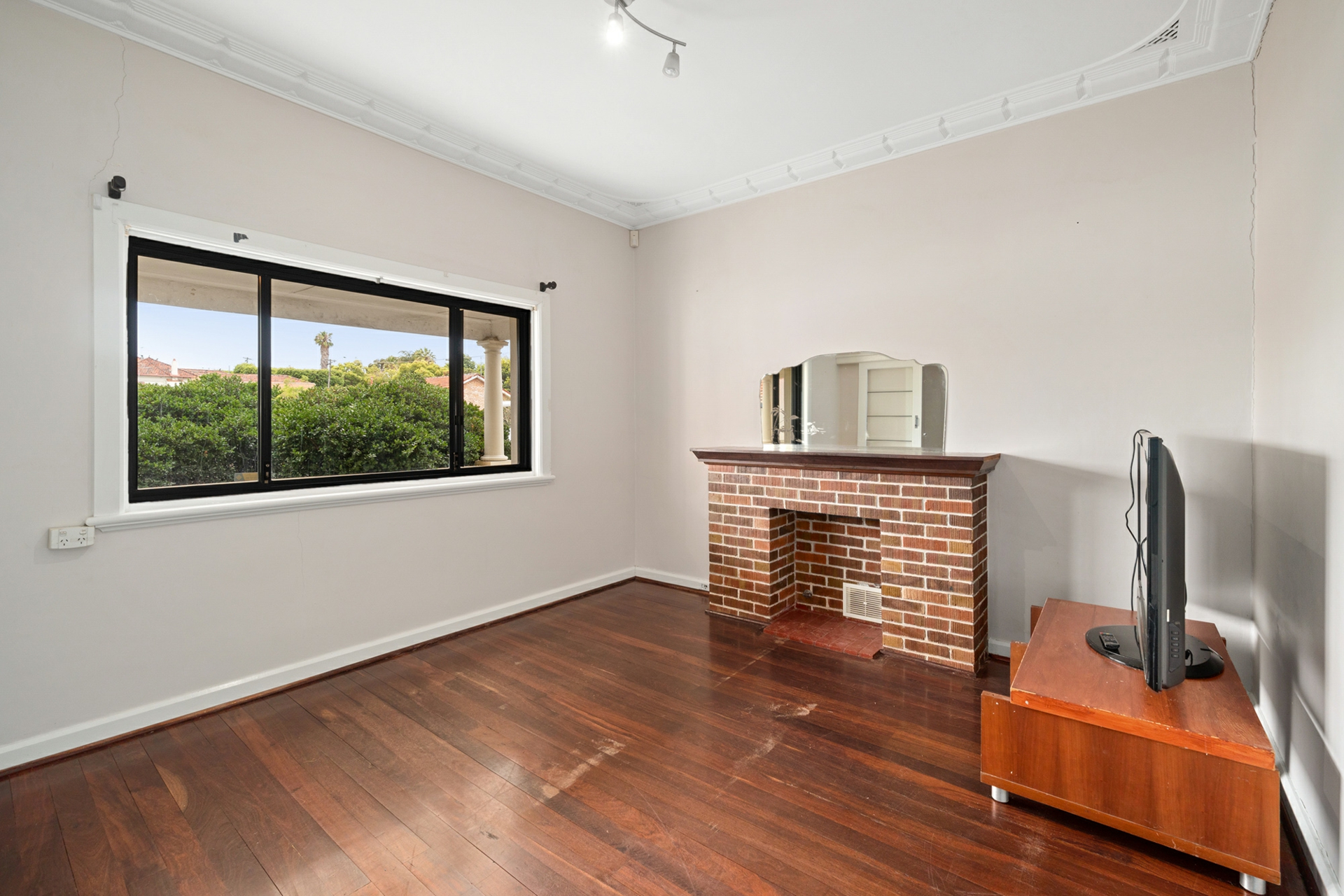 402 Guildford Road — photo 5 of 16