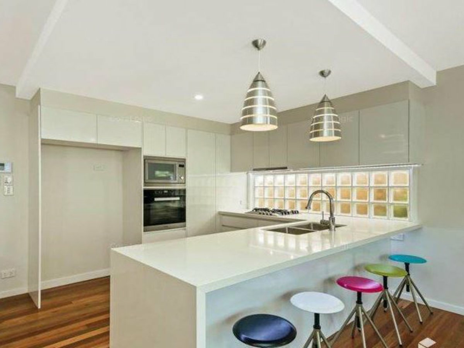 2/23 Waratah Street — photo 2 of 5