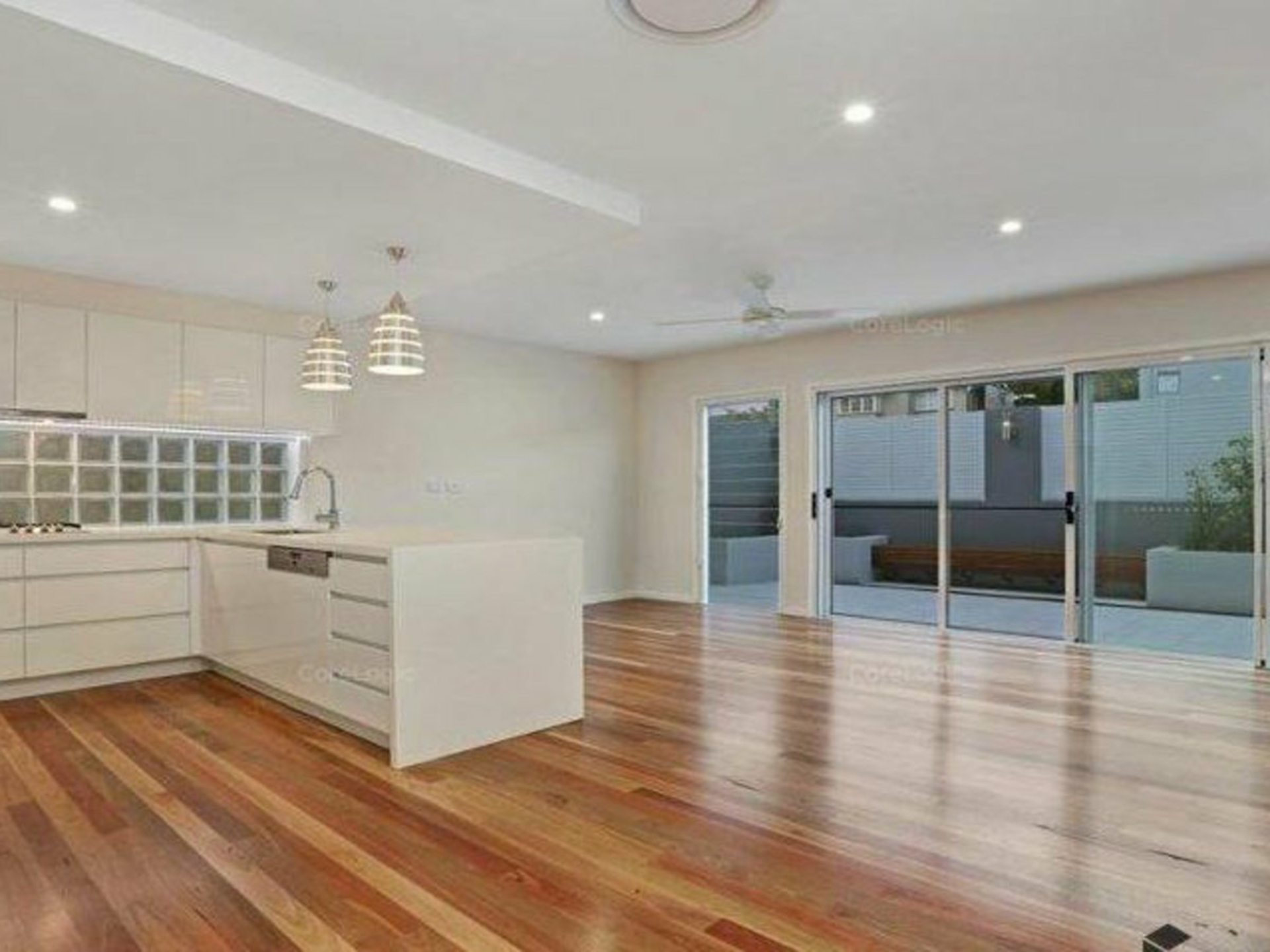 2/23 Waratah Street — photo 3 of 5