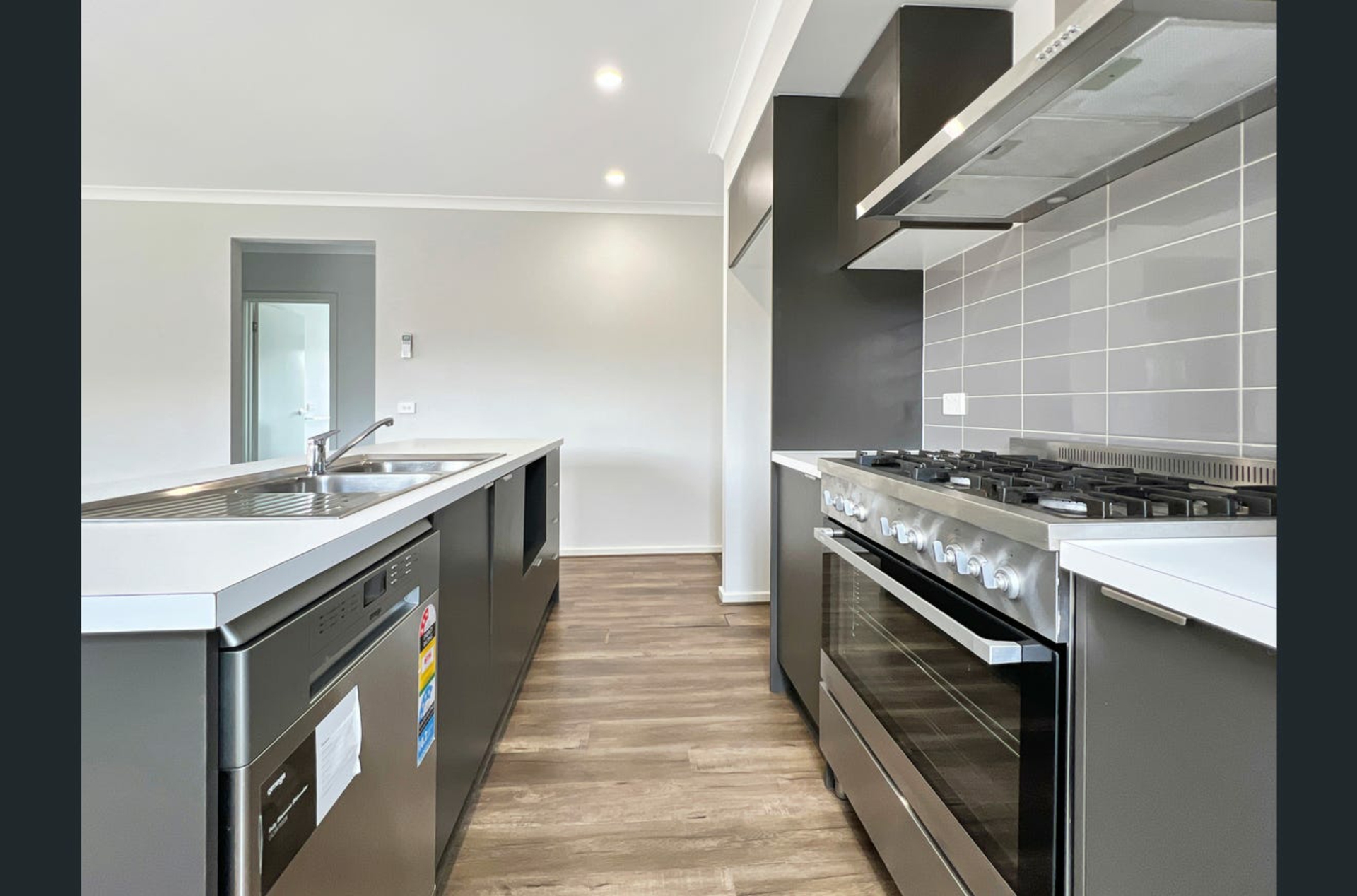 28 Adelong Boulevard — photo 3 of 24