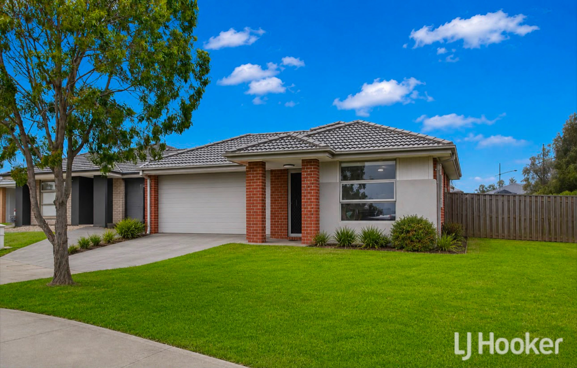 4 Hart Crescent — photo 2 of 13