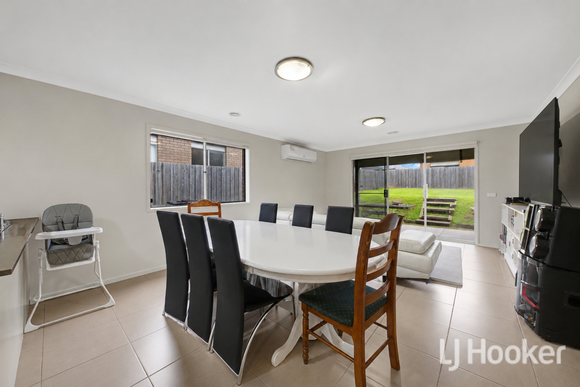 4 Hart Crescent — photo 7 of 13