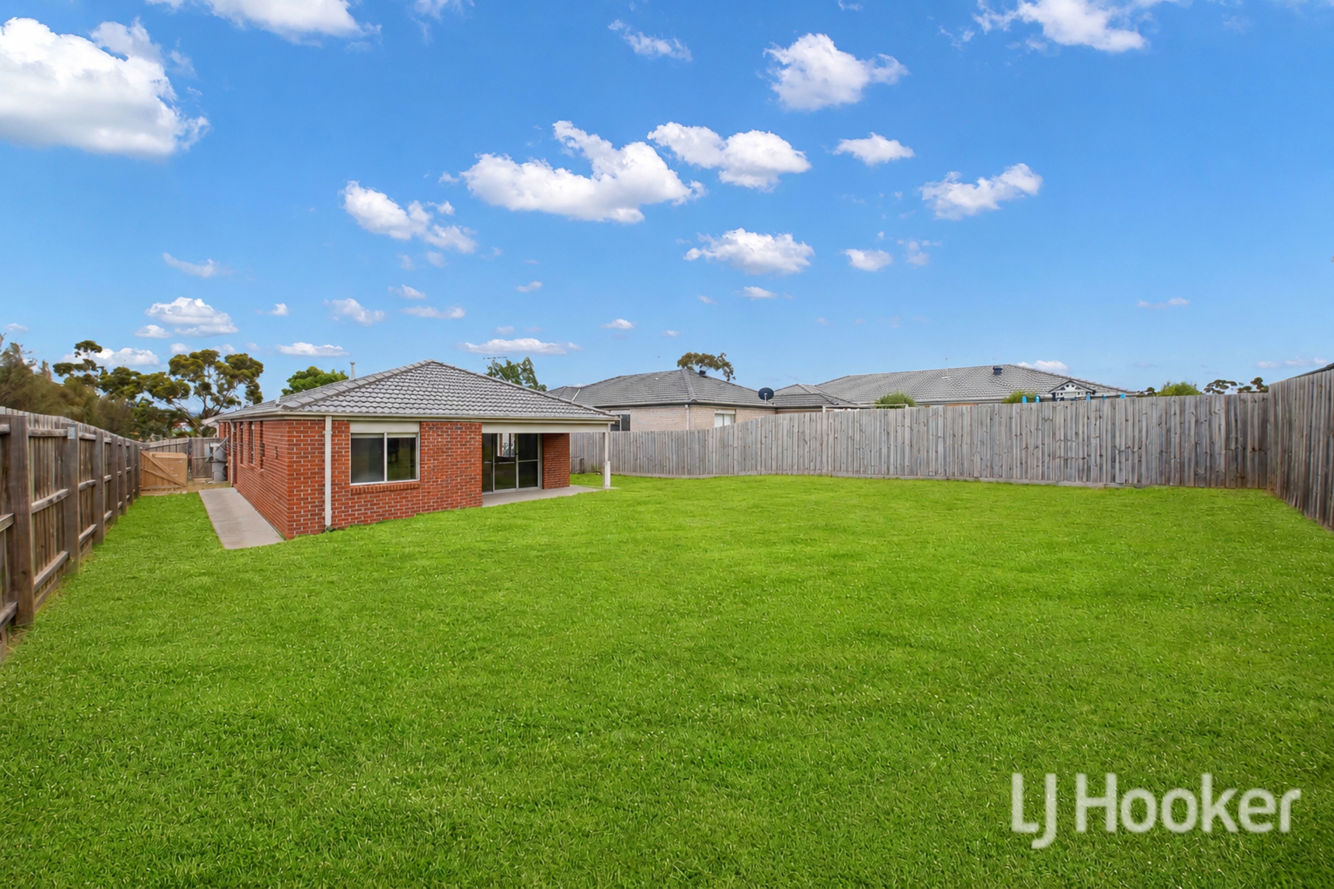 4 Hart Crescent — photo 11 of 13
