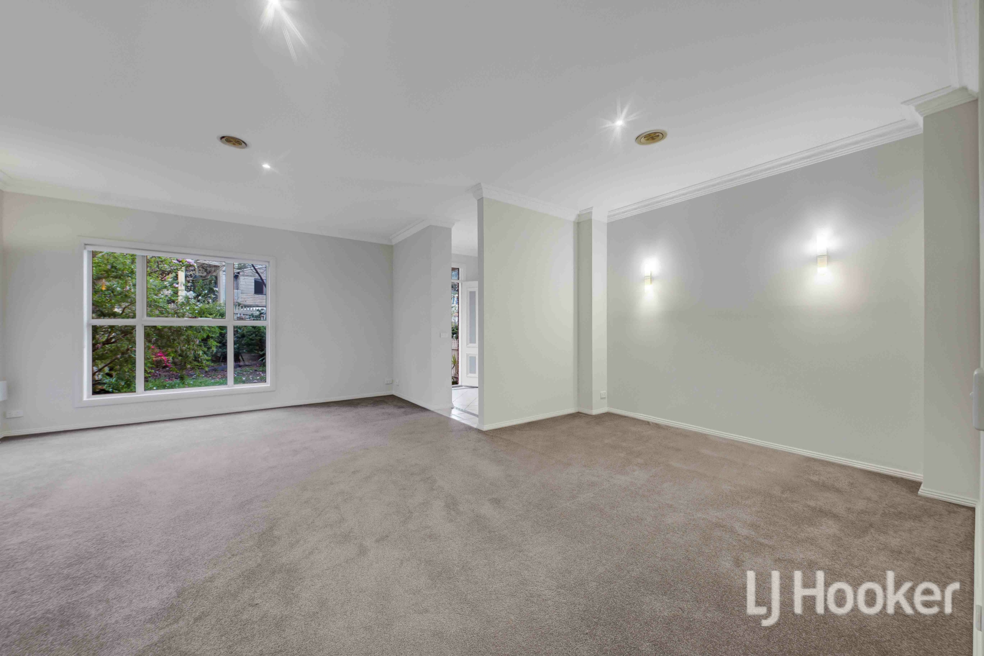 419 Sherrard Street — photo 4 of 18
