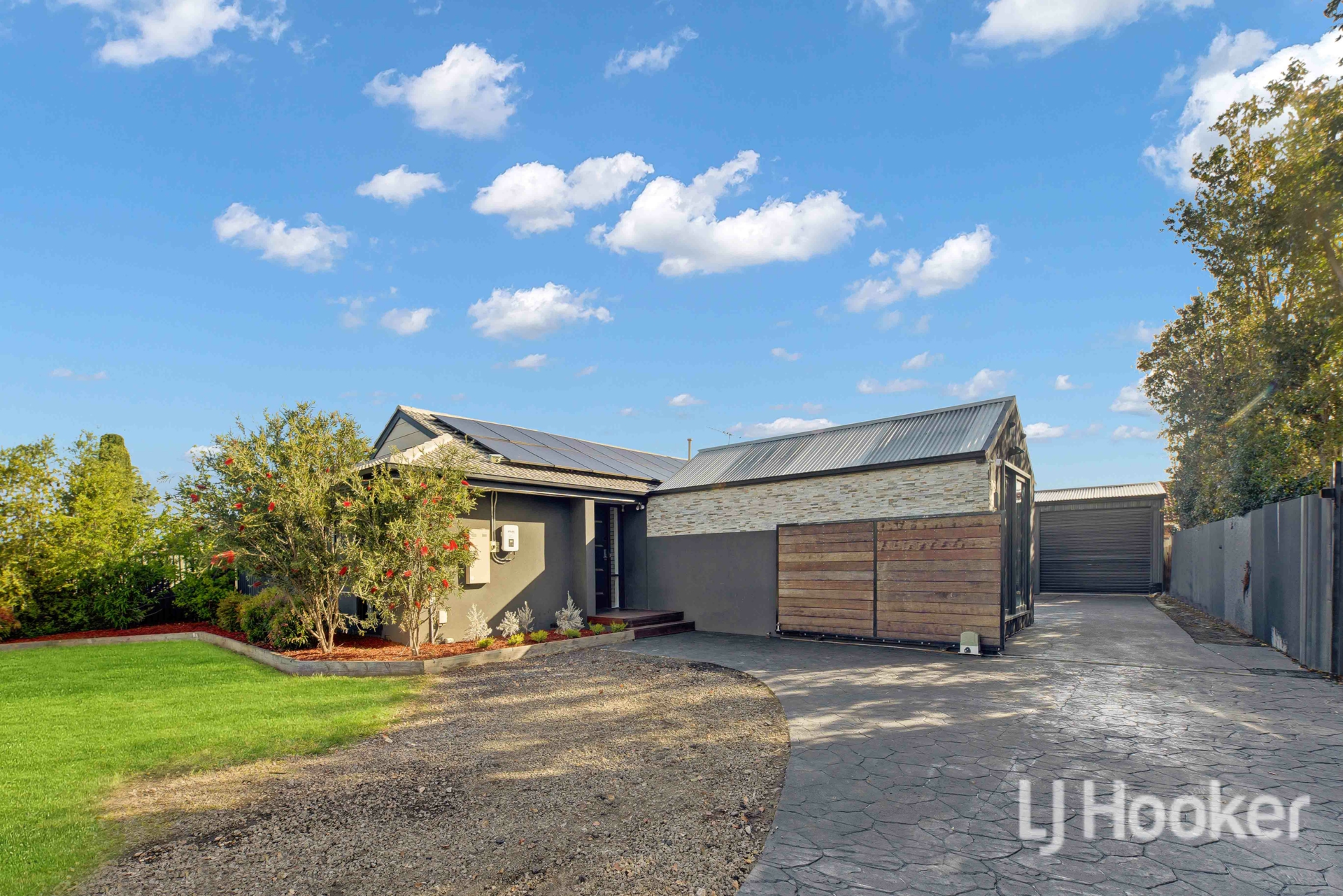 40 James Cook Drive — photo 2 of 20