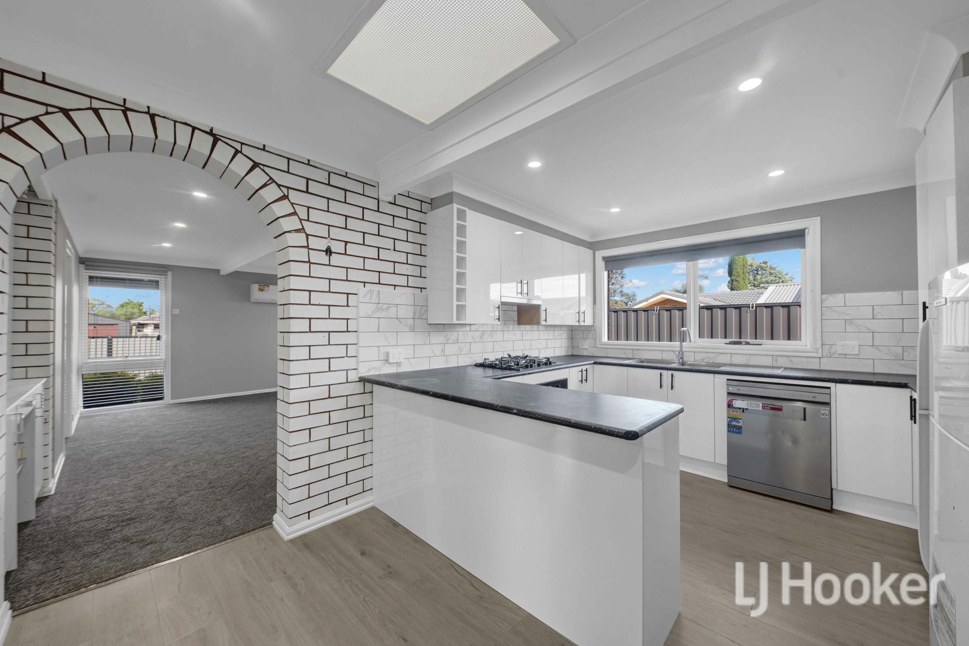 40 James Cook Drive — photo 4 of 20