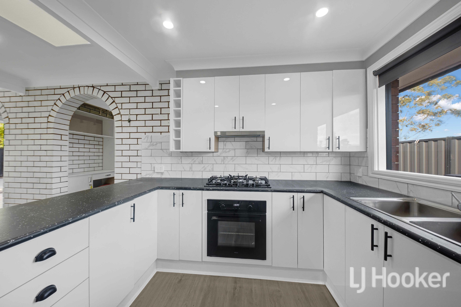 40 James Cook Drive — photo 5 of 20