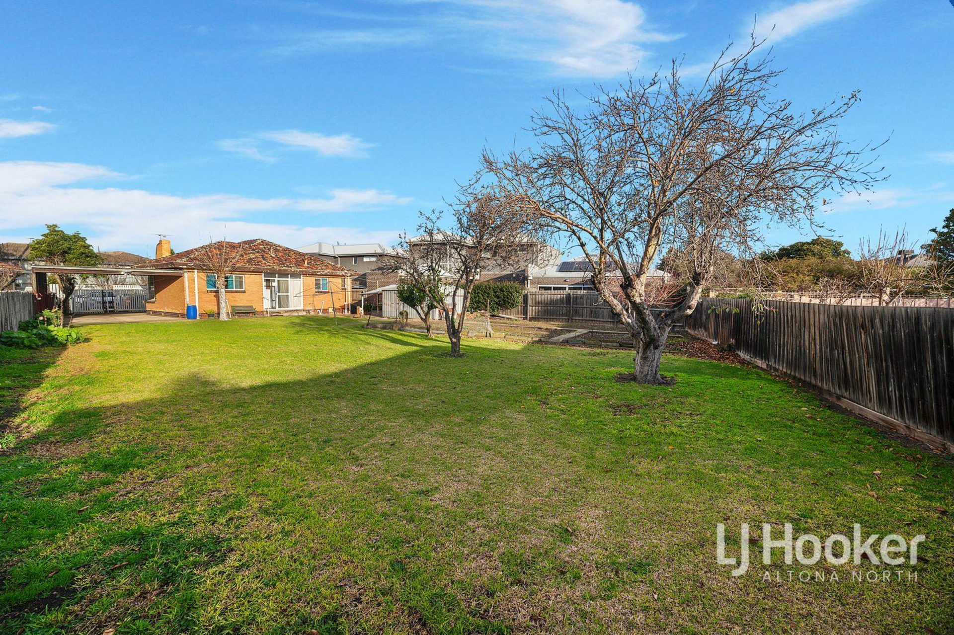 10 Stapley Crescent, ALTONA NORTH
