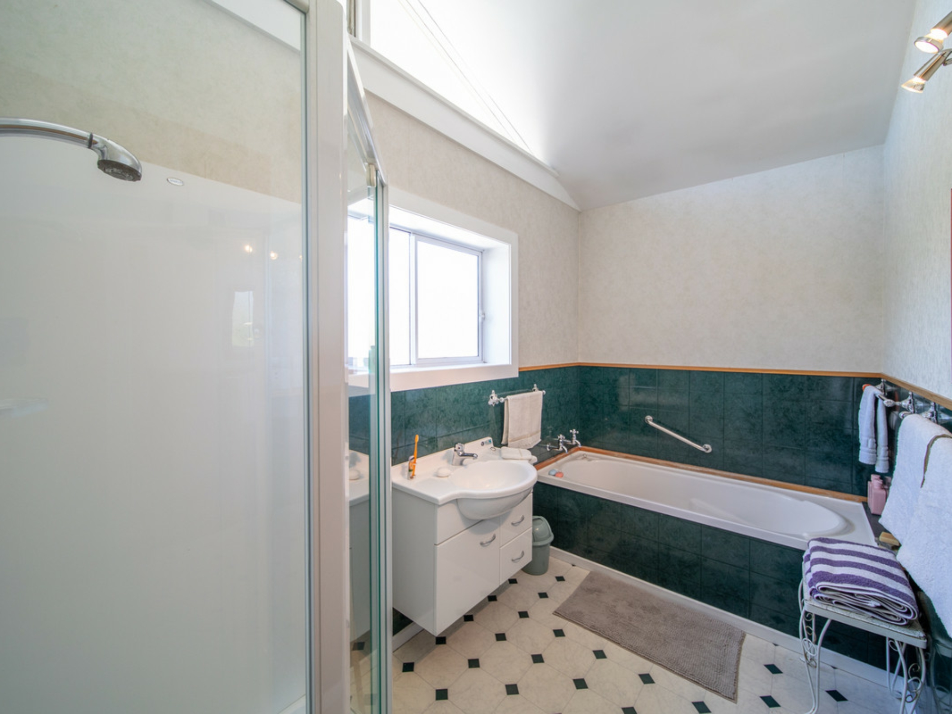 10-12 Old Bridge Road, ALEXANDRA