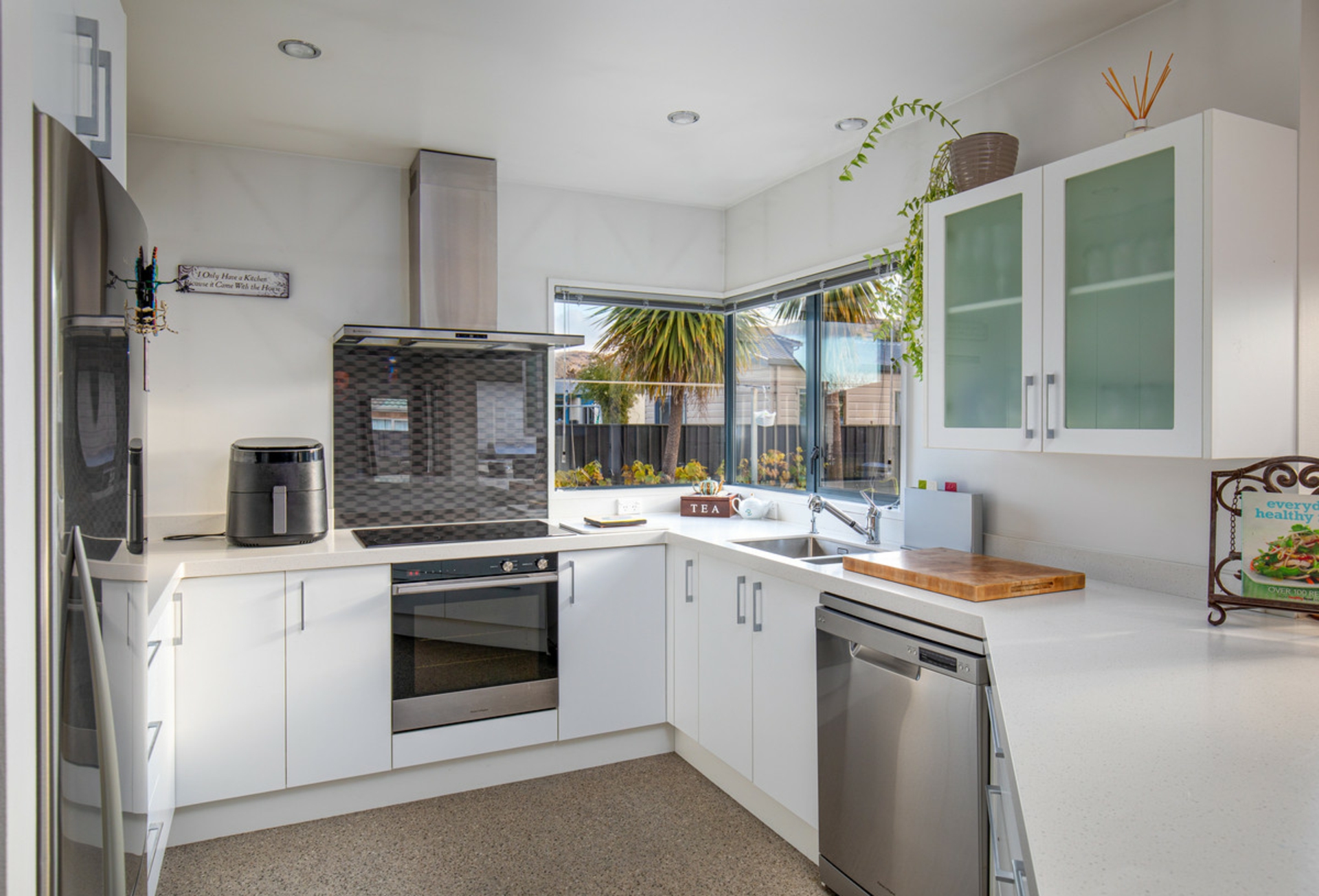 6 Albert Drive, CLYDE