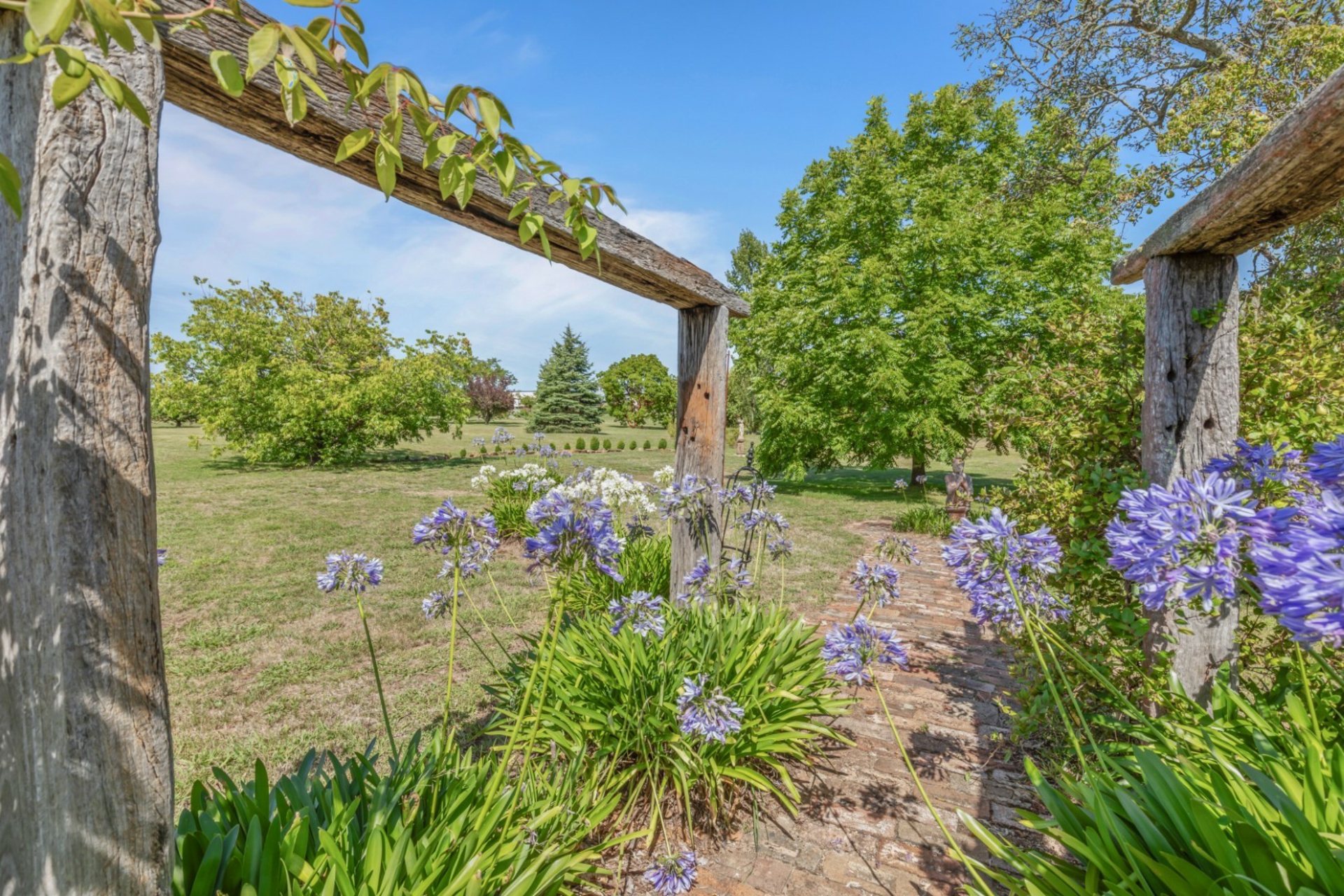 6121 Castlereagh Highway, RUNNING STREAM