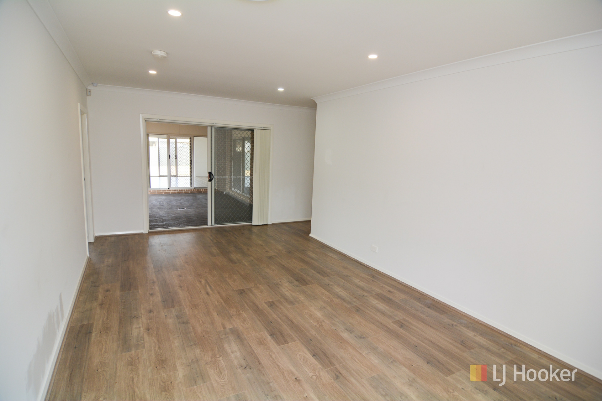 32 Henning Crescent — photo 3 of 19