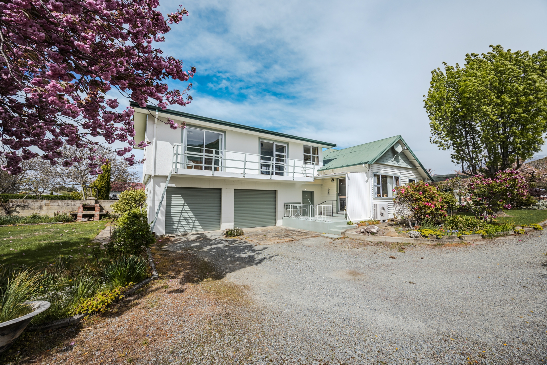 10 Bowen Street, KUROW