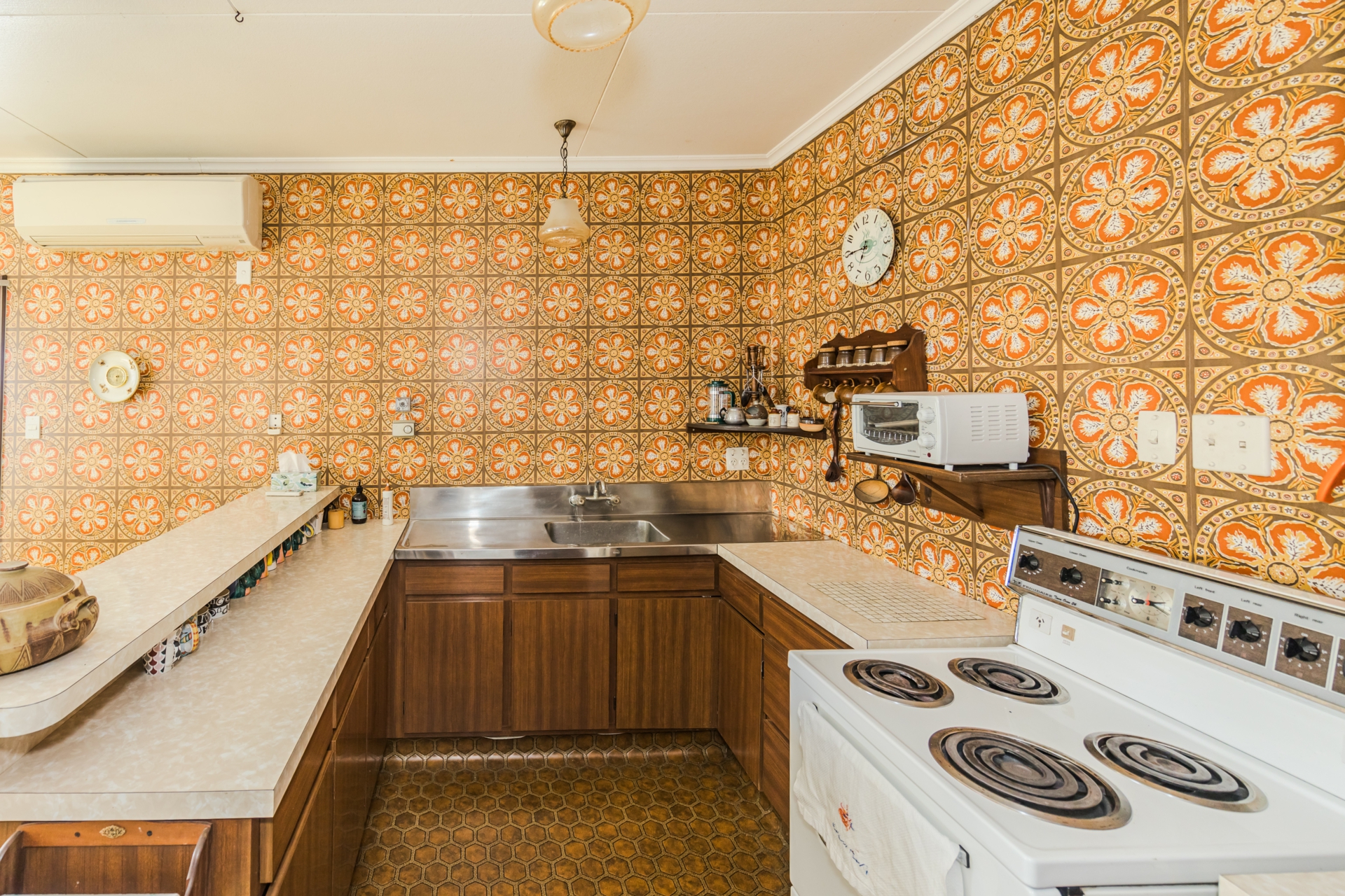 10 Bowen Street, KUROW
