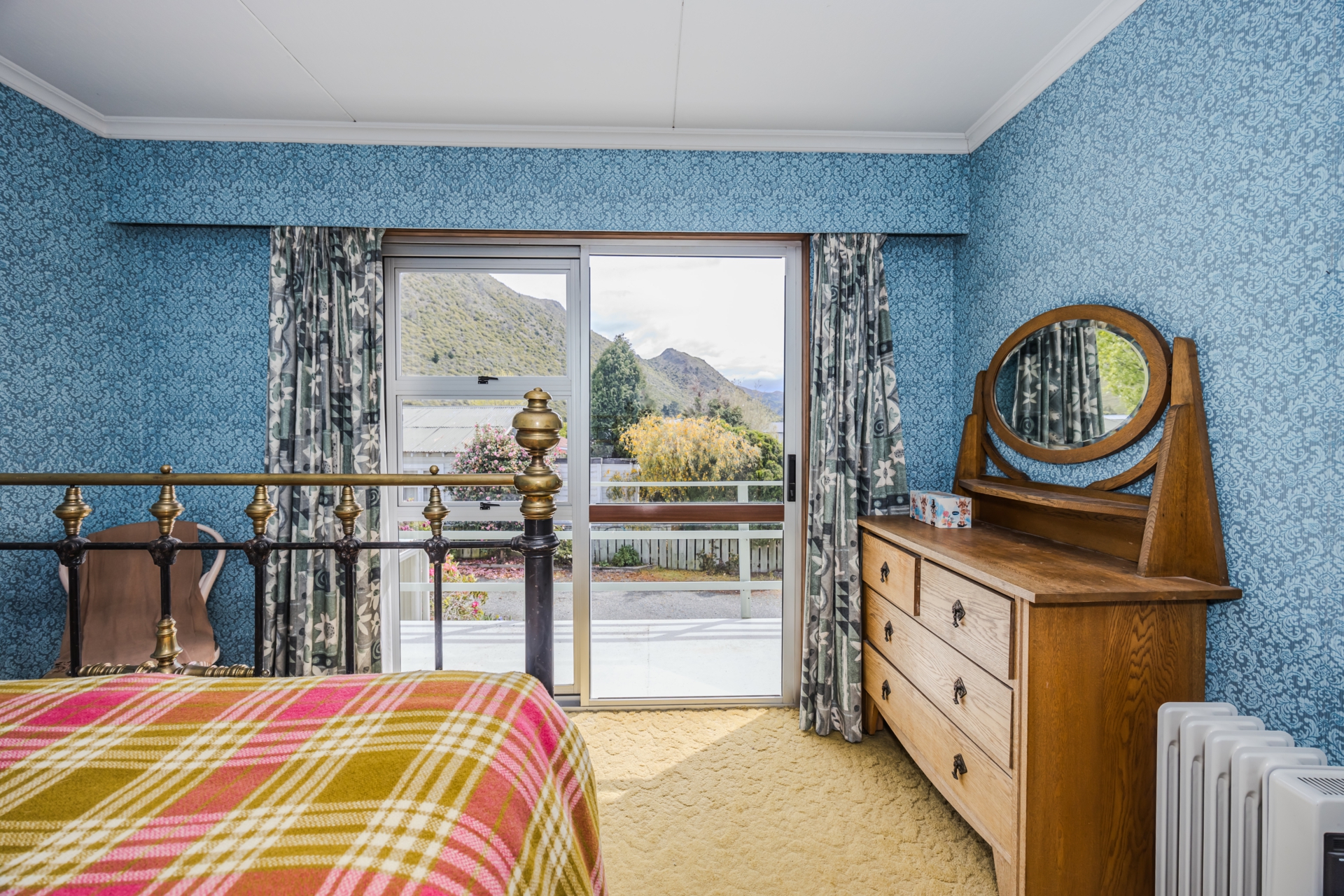 10 Bowen Street, KUROW